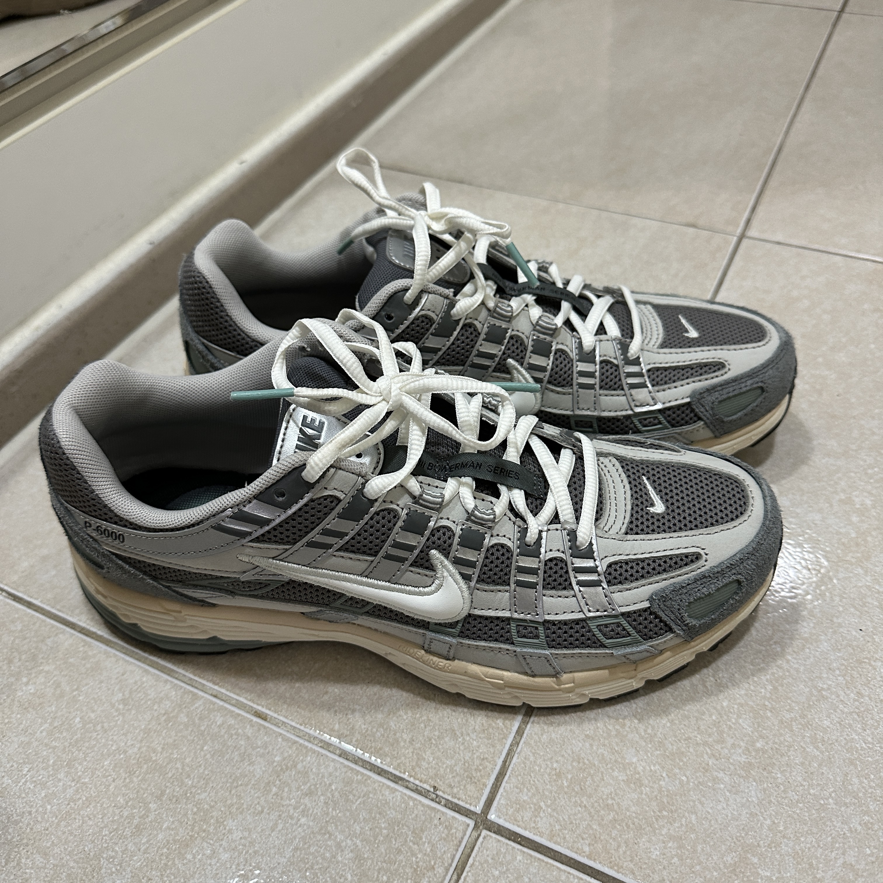 Nike P-6000 Flat Pewter Light Iron Ore, (W) Nike P-6000 Metallic Silver Red 착용 스타일 - 1