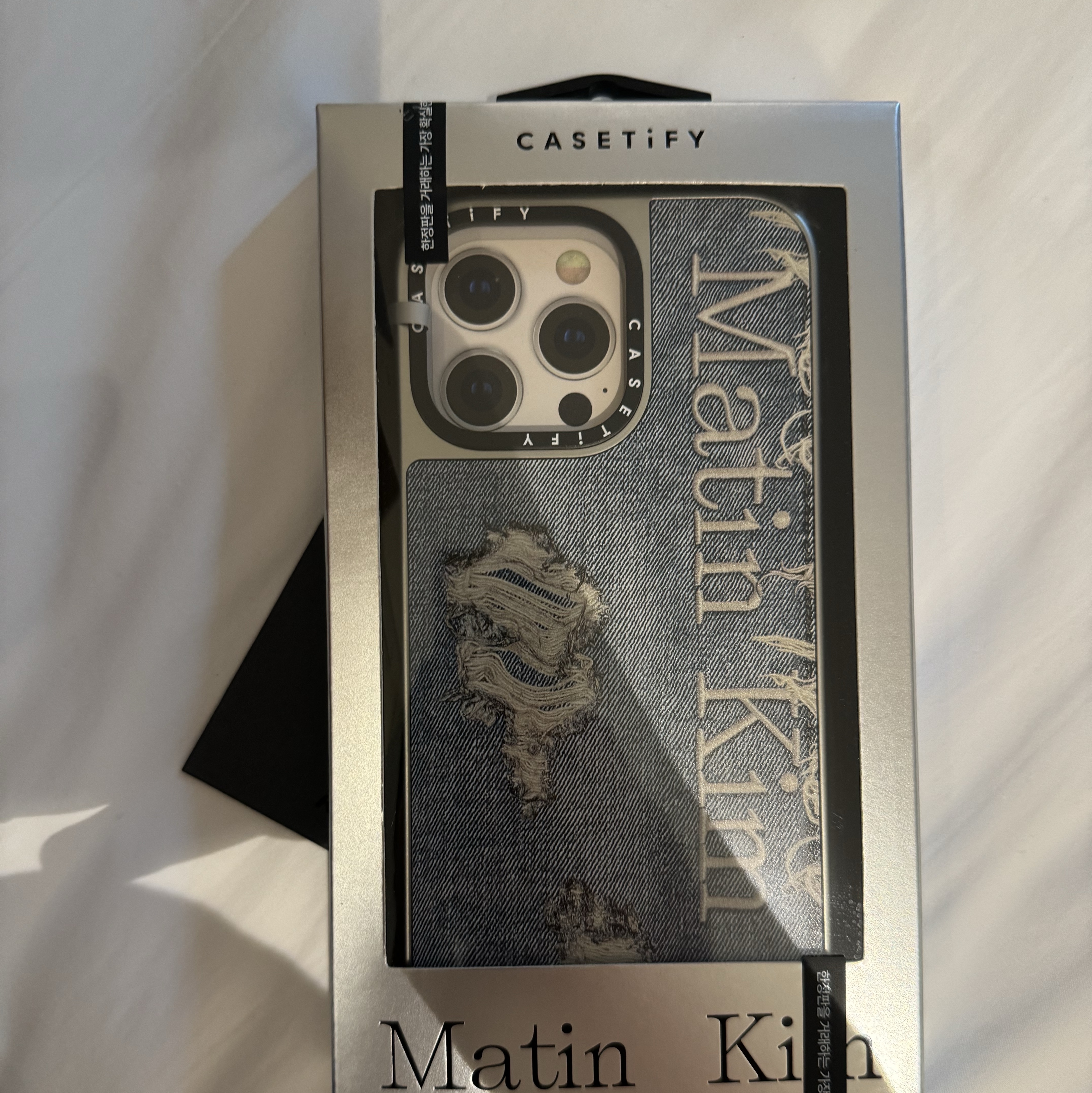 Casetify x Matin Kim iPhone Destroyed Denim Magsafe Mirror Case Silver 착용 스타일 - 2