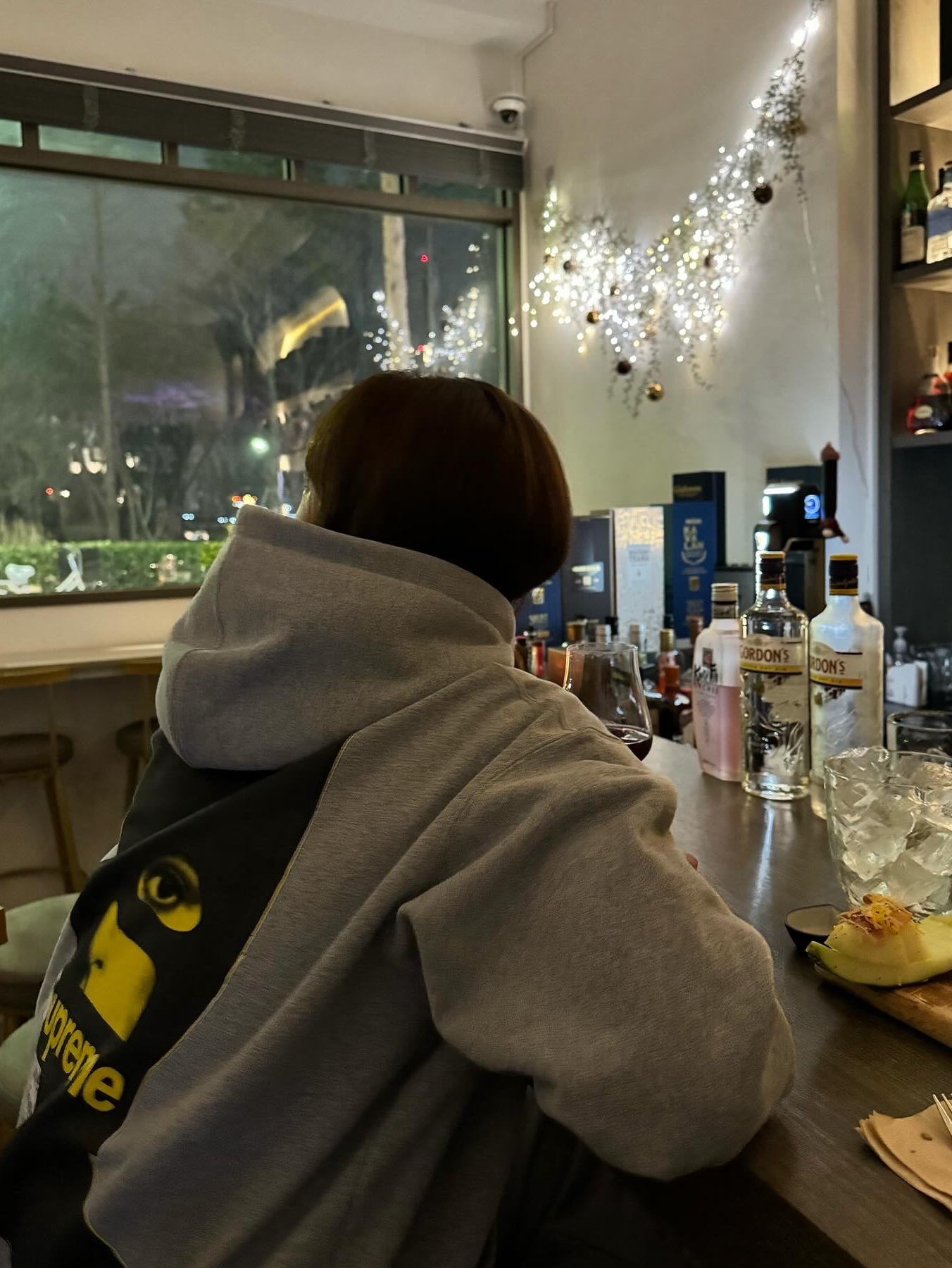 Supreme Catwoman Hooded Sweatshirt Heather Grey - 23FW, Adidas Samba OG Cloud White 착용 스타일 - 6