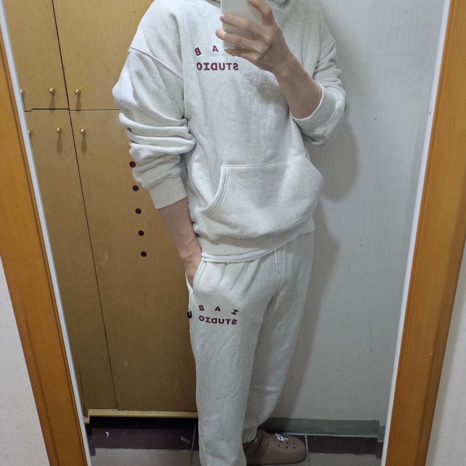 IAB Studio Sweatpants Oatmeal Burgundy - 23SS, IAB Studio Hoodie Oatmeal Burgundy 착용 스타일