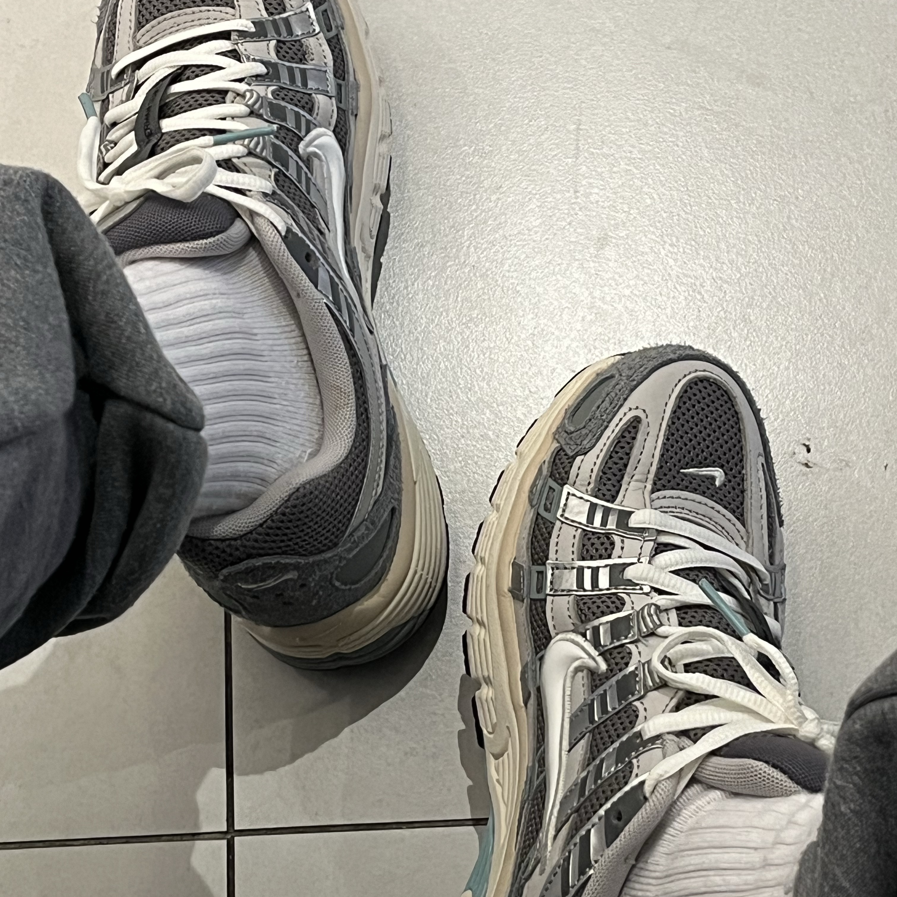 Nike P-6000 Flat Pewter Light Iron Ore 착용 스타일