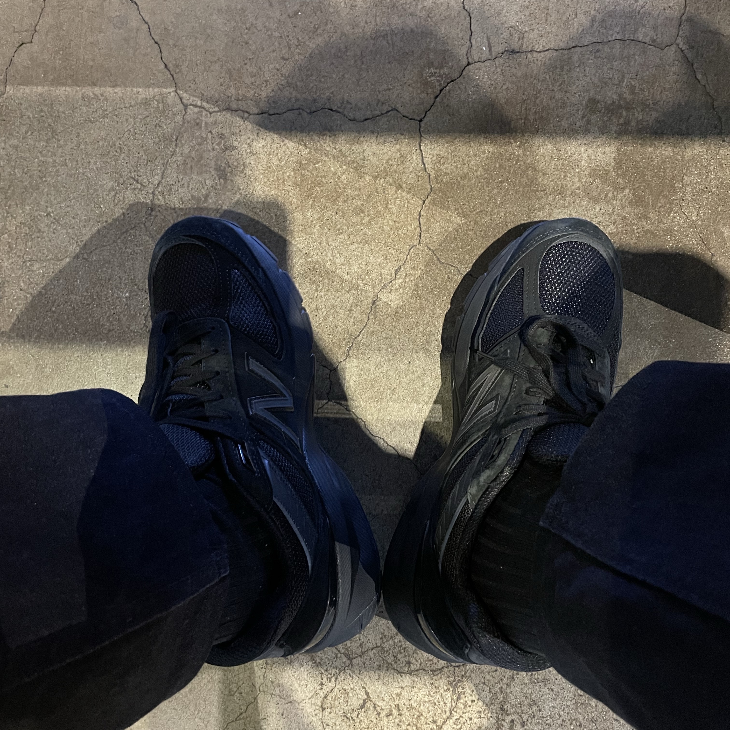 New Balance 990v5 Made in USA Triple Black - 2E Wide 착용 스타일
