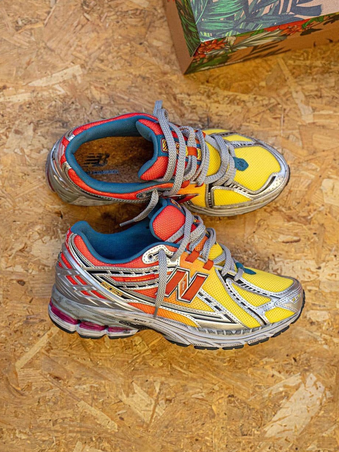 New Balance x Salehe Bembury 1906R Heat Be Hot Lava Orange Yellow Silver 착용 스타일 - 2