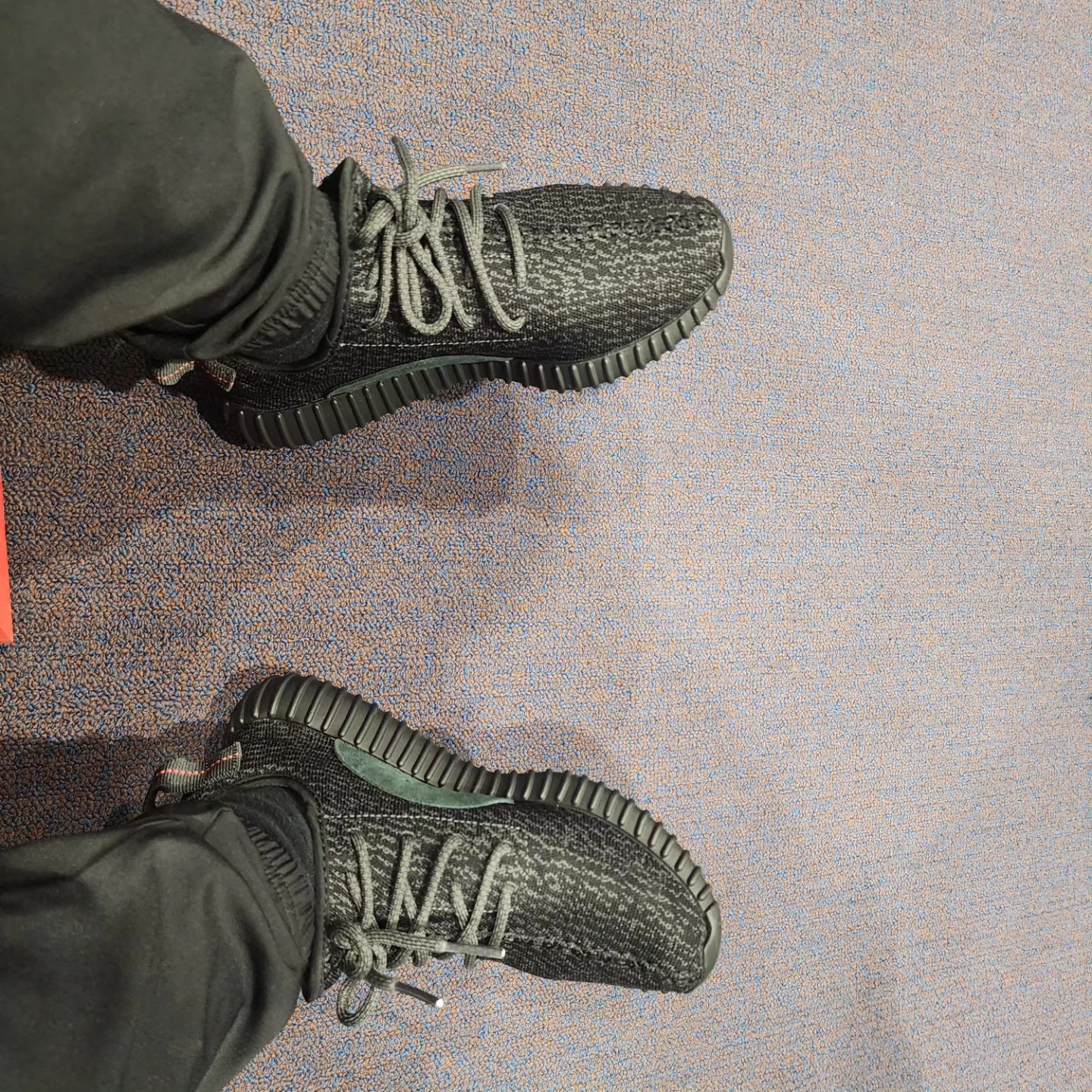 Adidas Yeezy Boost 350 Pirate Black 2023 착용 스타일 - 1