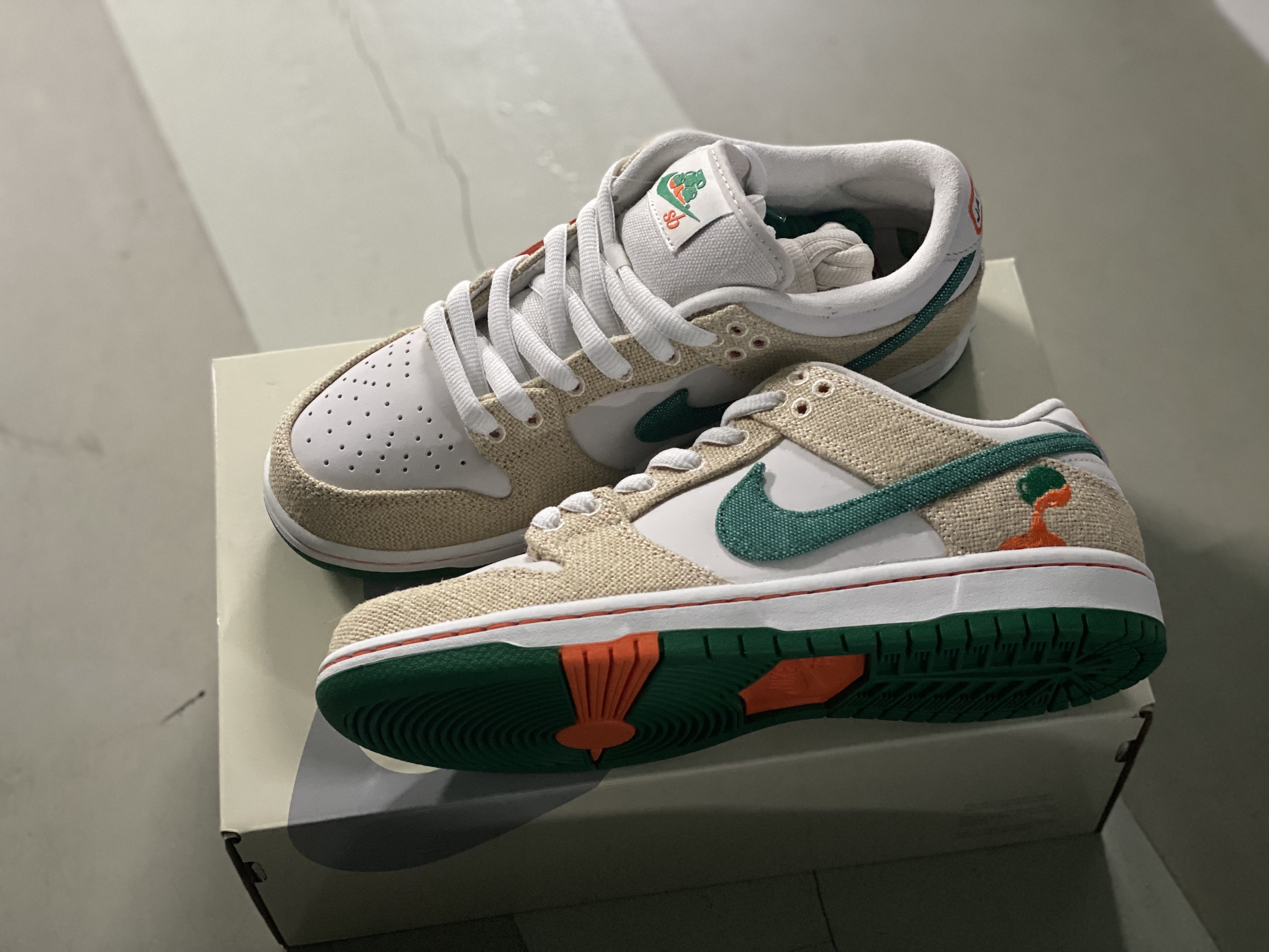 Nike x Jarritos SB Dunk Low Phantom and Malachite 착용 스타일