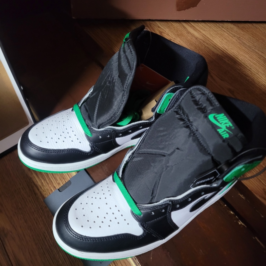 Jordan 1 Retro High OG Black and Lucky Green 착용 스타일