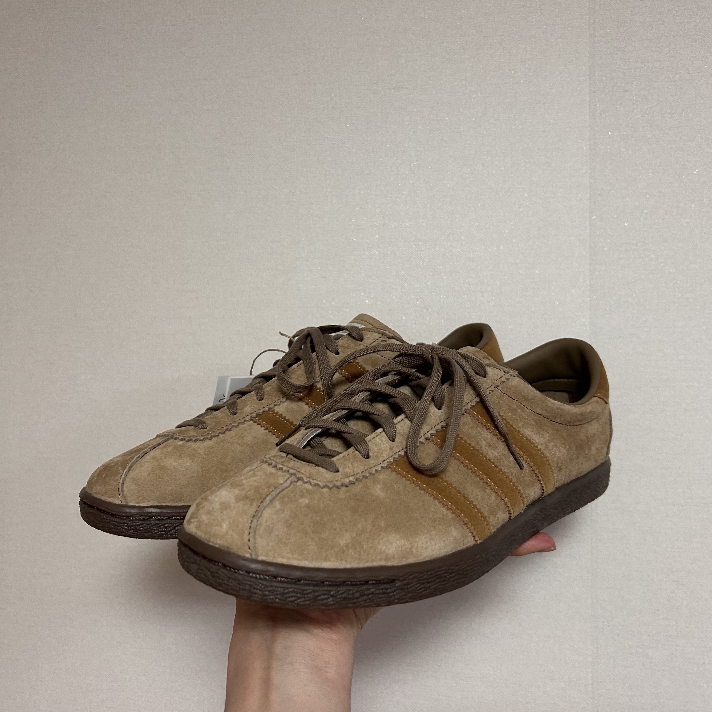 Adidas Tobacco Pantone Mesa 착용 스타일 - 2