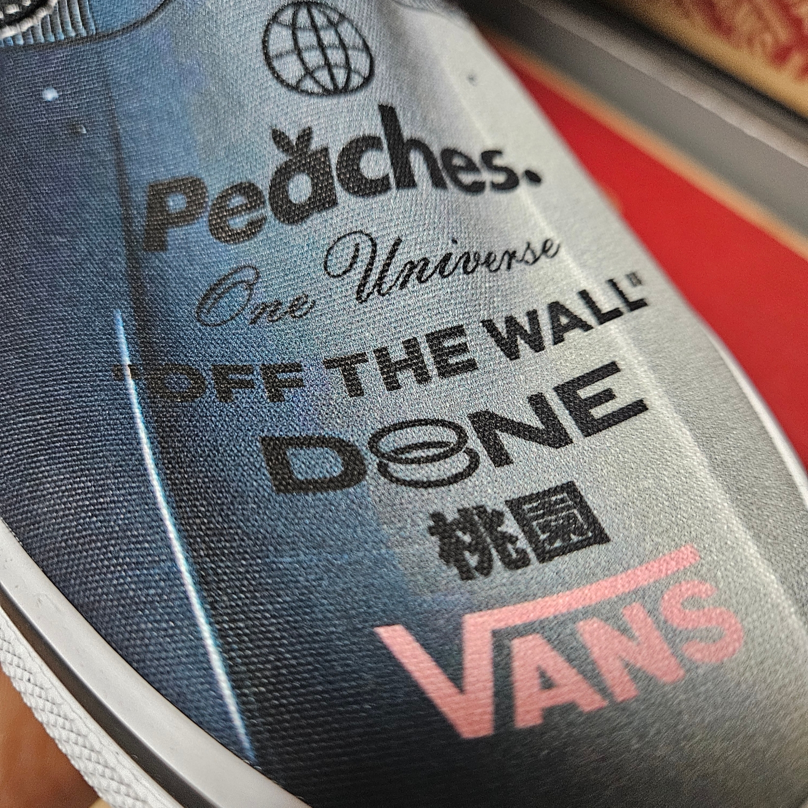 Vans x Peaches. Classic Slip-On Black True White 착용 스타일 - 2