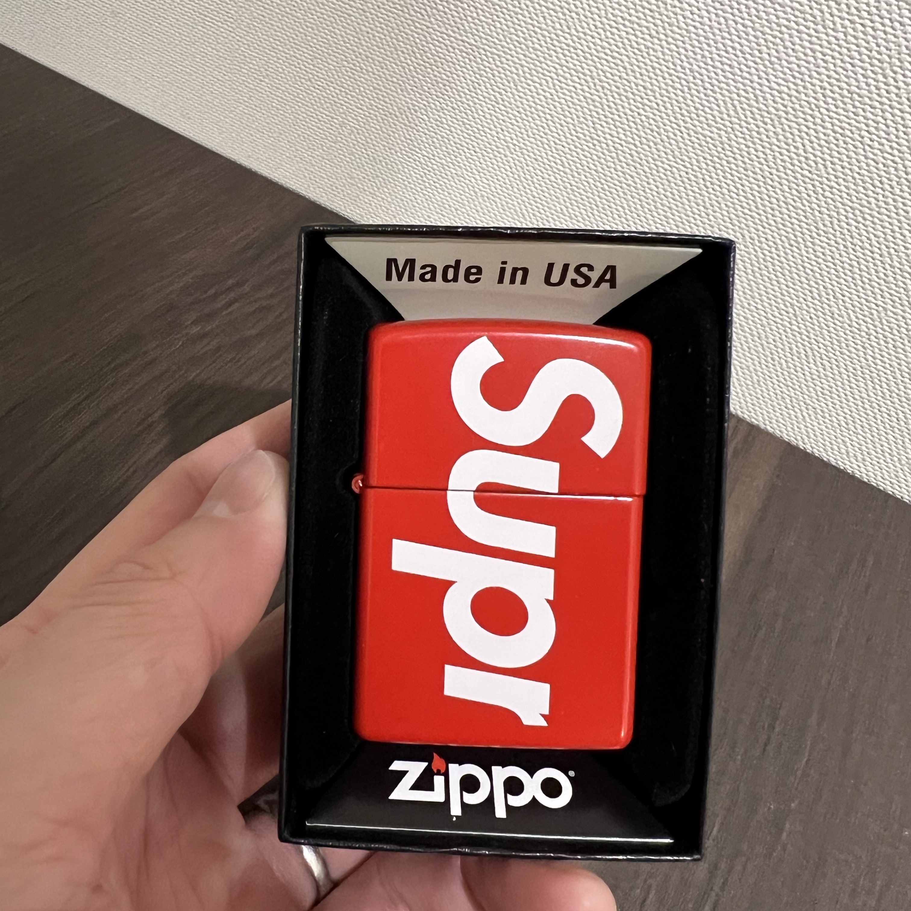 Supreme Logo Zippo Red 착용 스타일