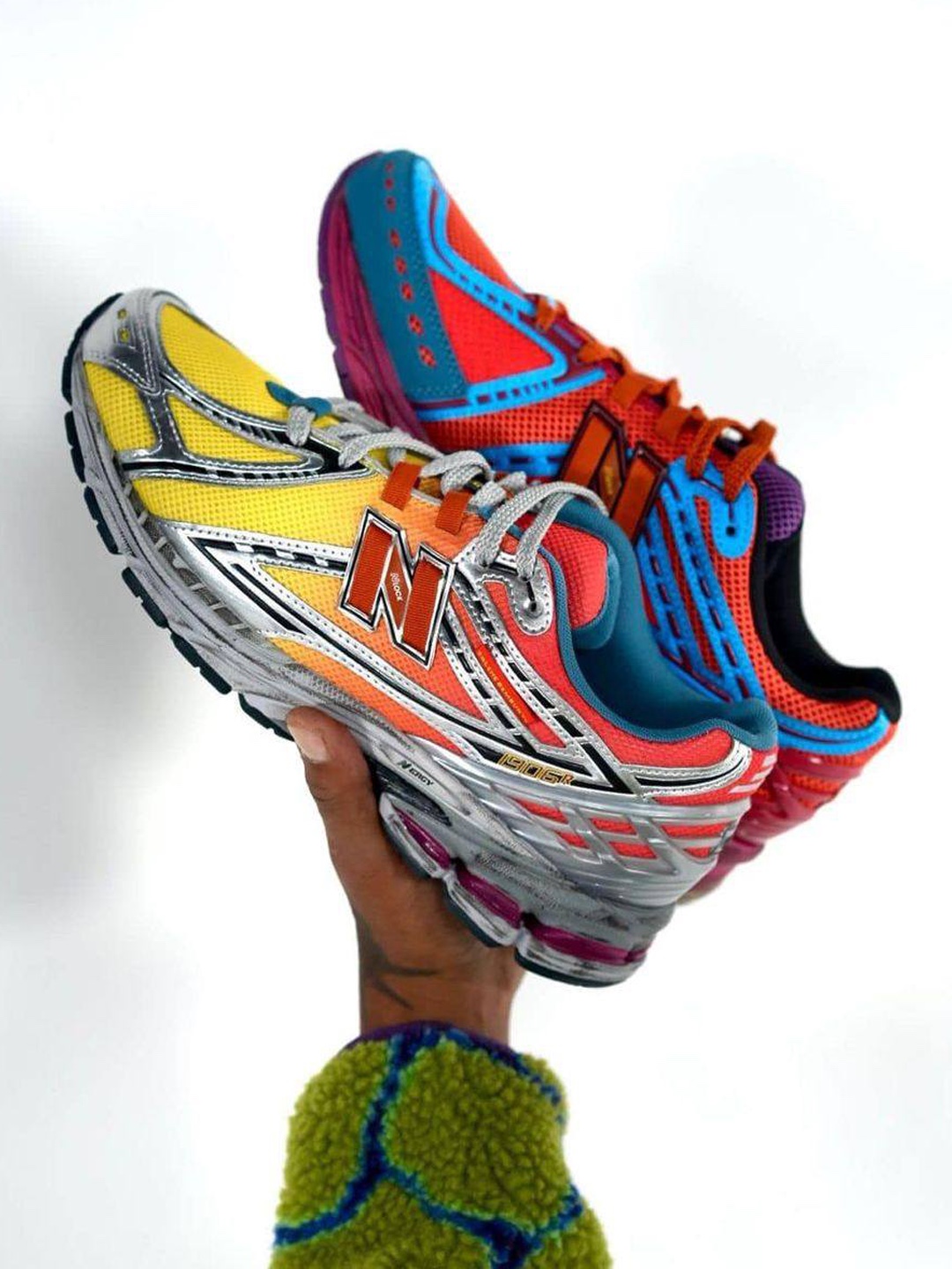 New Balance x Salehe Bembury 1906R Heat Be Hot Lava Orange Yellow Silver 착용 스타일 - 5