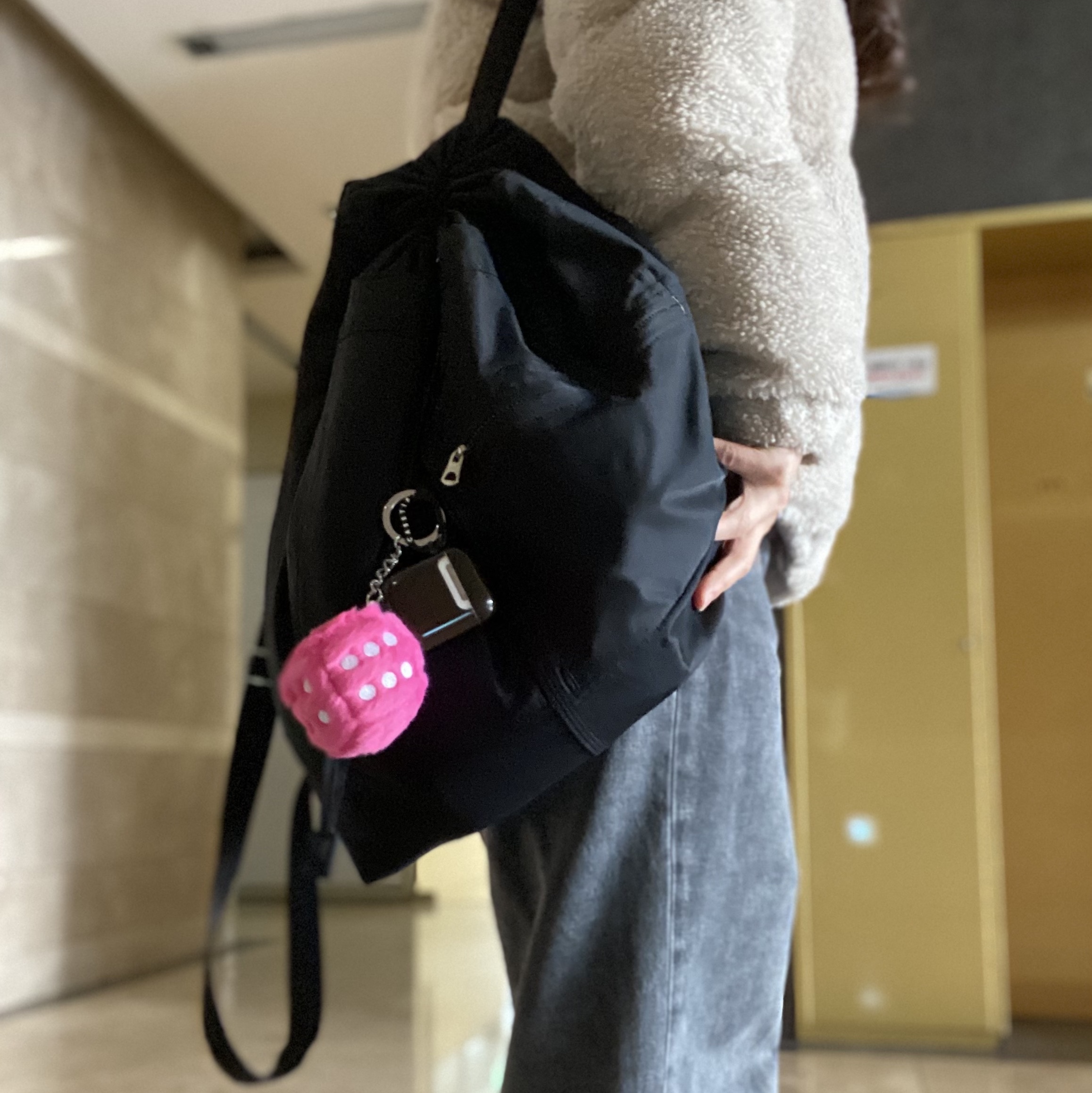 Stussy Fuzzy Dice Keychain Pink 착용 스타일 - 1