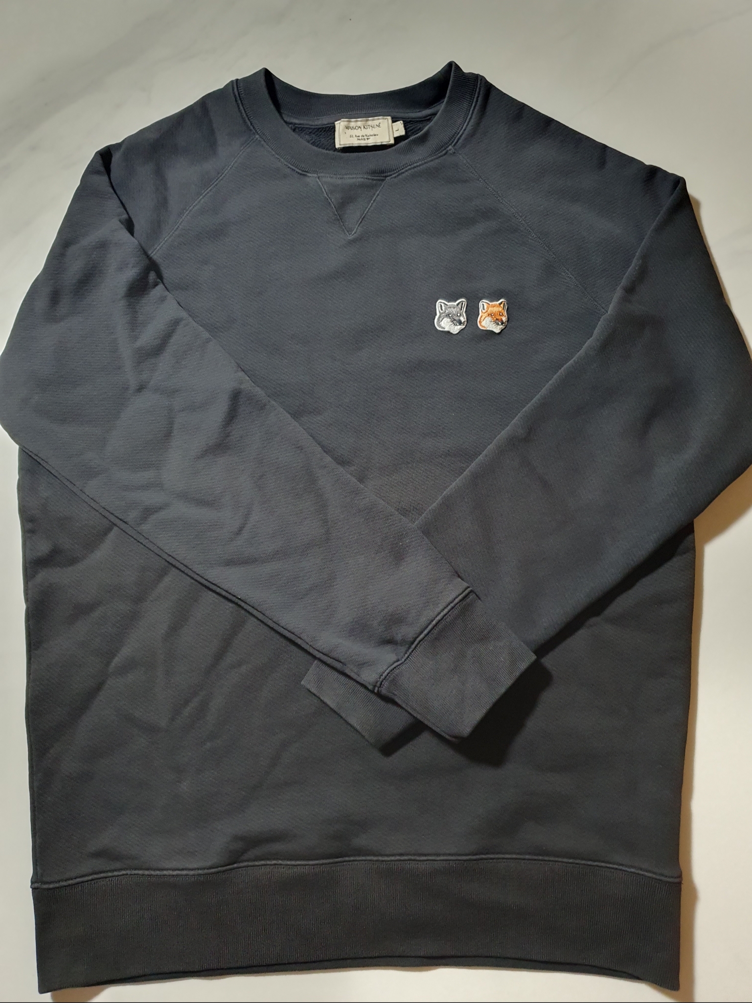 Maison Kitsune Double Fox Head Patch Classic Sweatshirt Anthracite 착용 스타일
