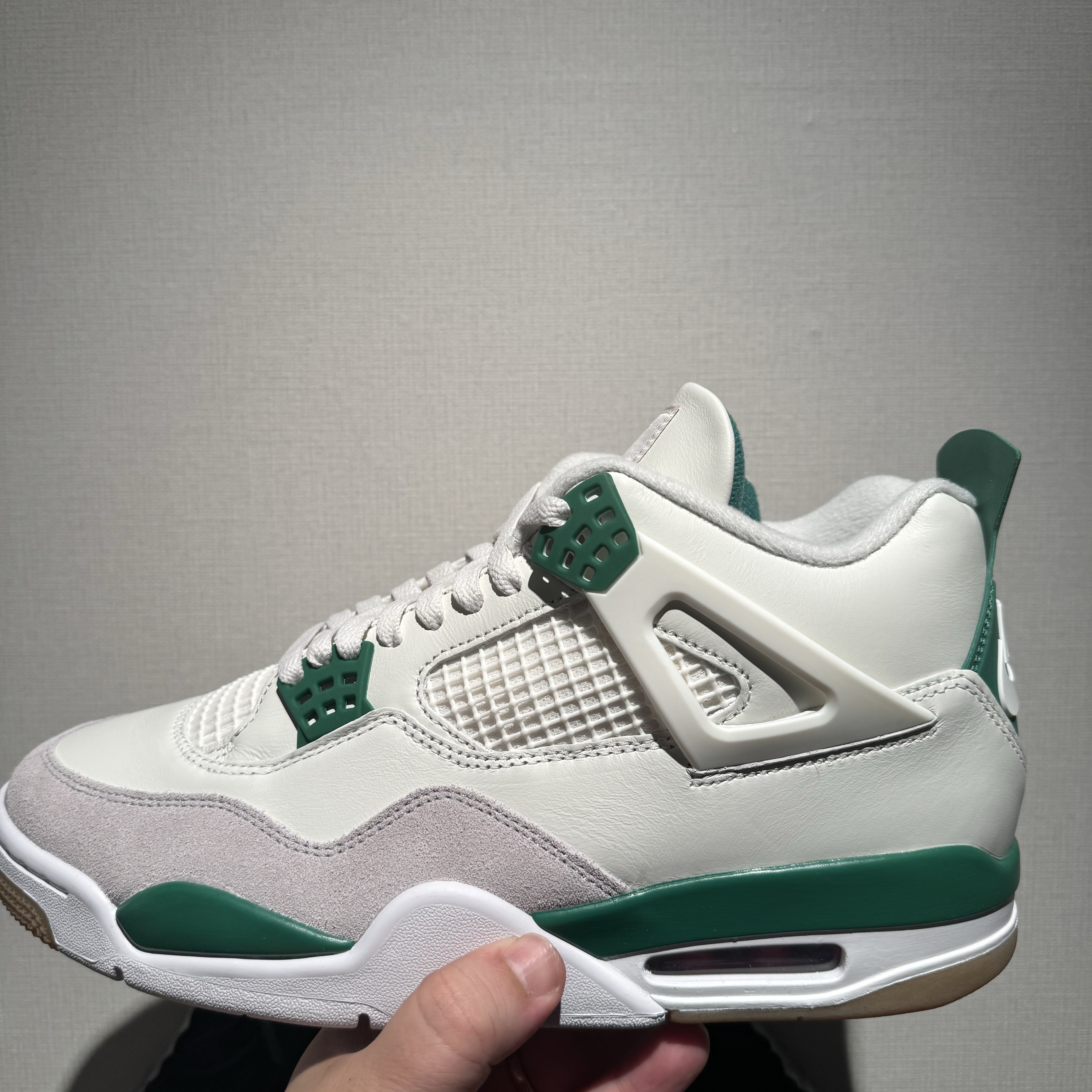 Jordan 4 x Nike SB Retro SP Pine Green 착용 스타일