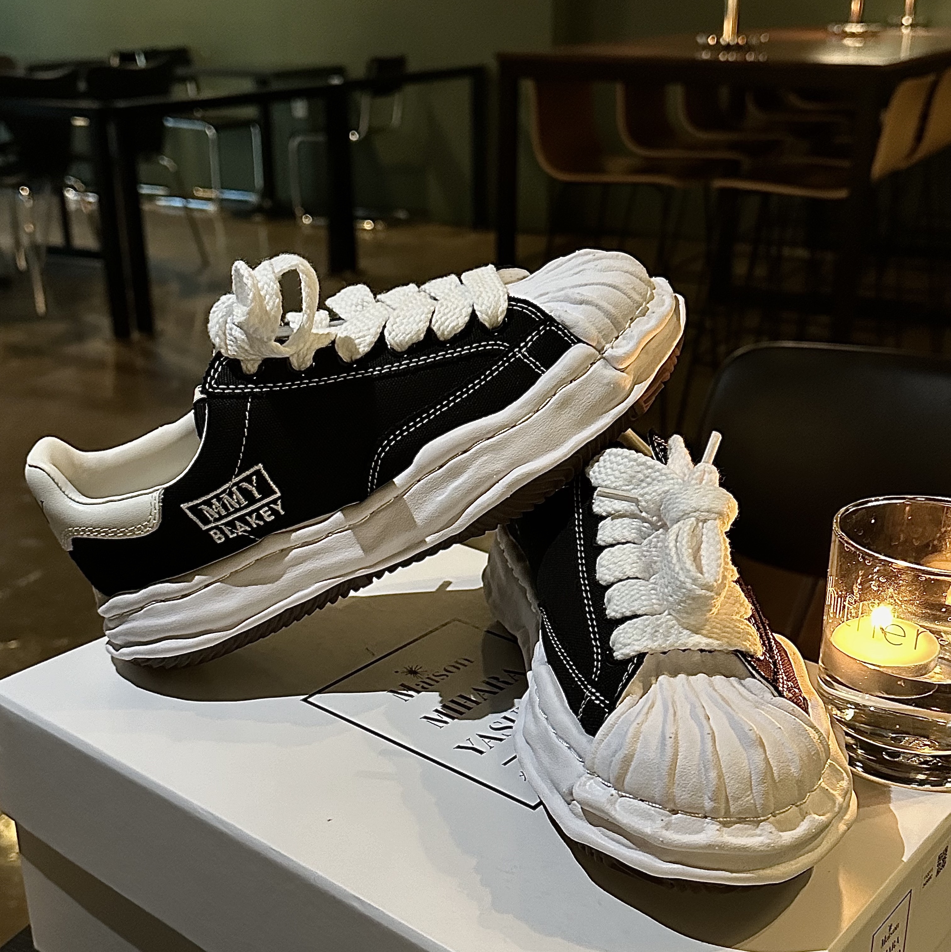 Maison Mihara Yasuhiro Blakey OG Sole Canvas Low-top Sneakers Black White, Apple AirPods Max Lightning Space Gray (Korean Ver.) 착용 스타일 - 2