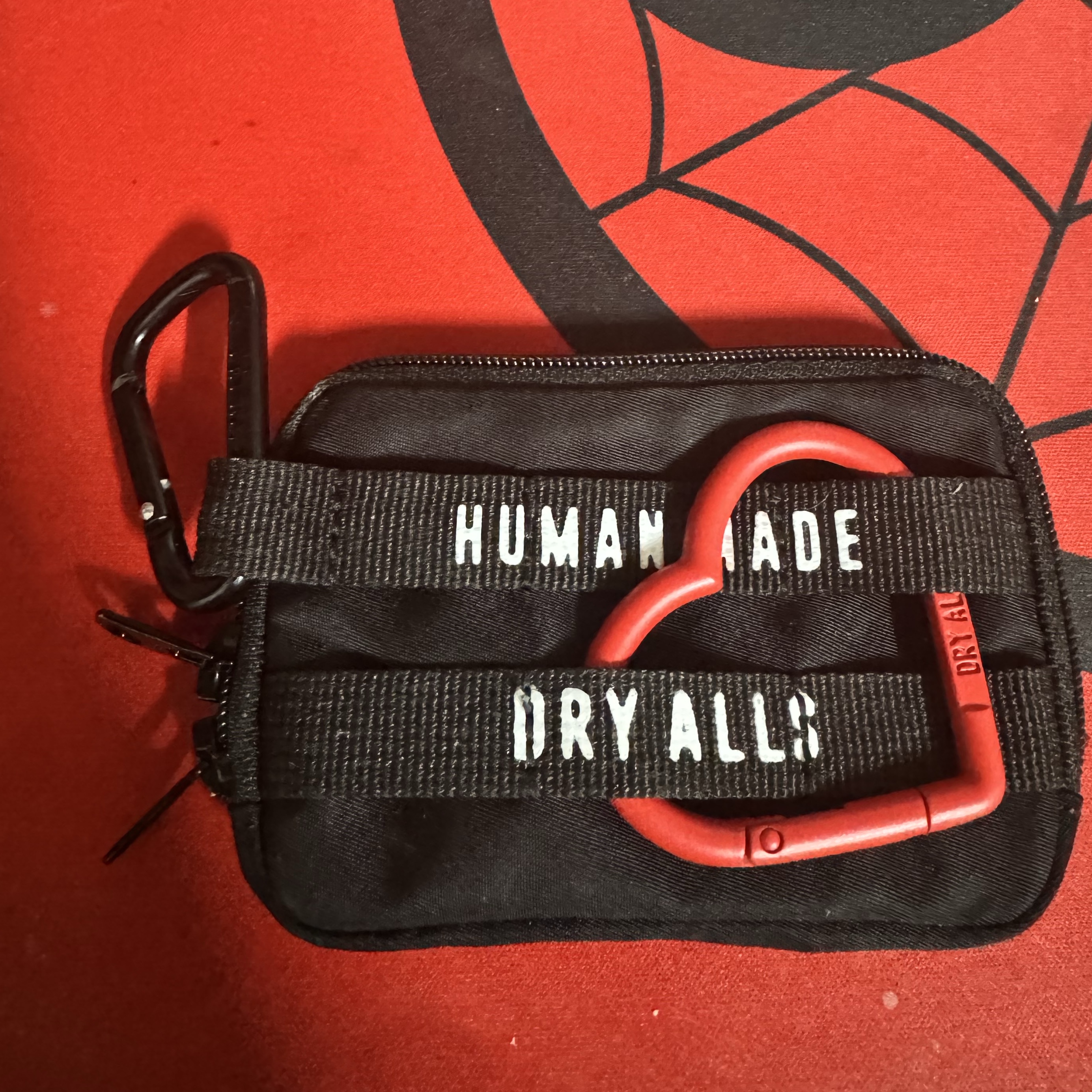 Human Made Military Card Case Black, Human Made Heart Carabiner Red 착용 스타일