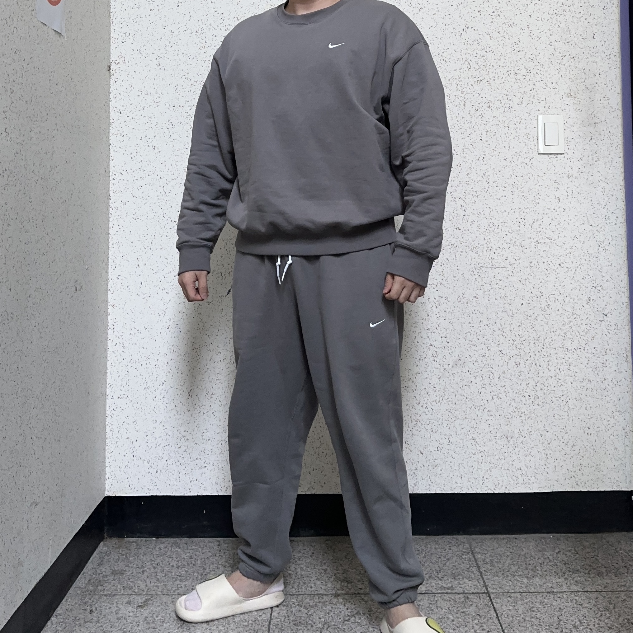 Nike Solo Swoosh French Terry Crew Flat Pewter - Asia, Nike Solo Swoosh French Terry Pants Flat Pewter - Asia 착용 스타일