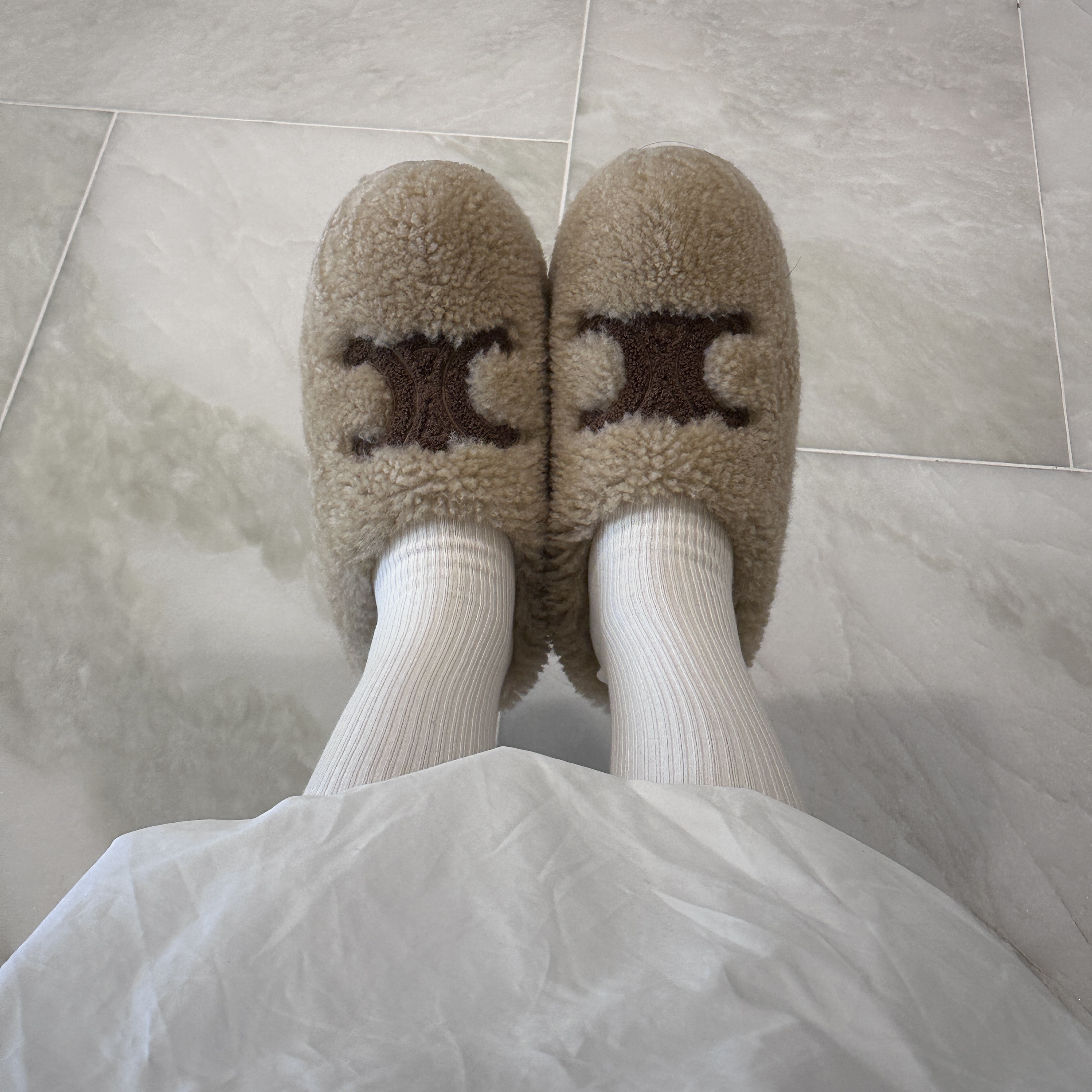 (W) Celine Fur Mule in Shearling Cream, (W) Celine Scrunchy Rayure Bracelet in Brass with Gold Finish and White Slik Gold White 착용 스타일 - 2