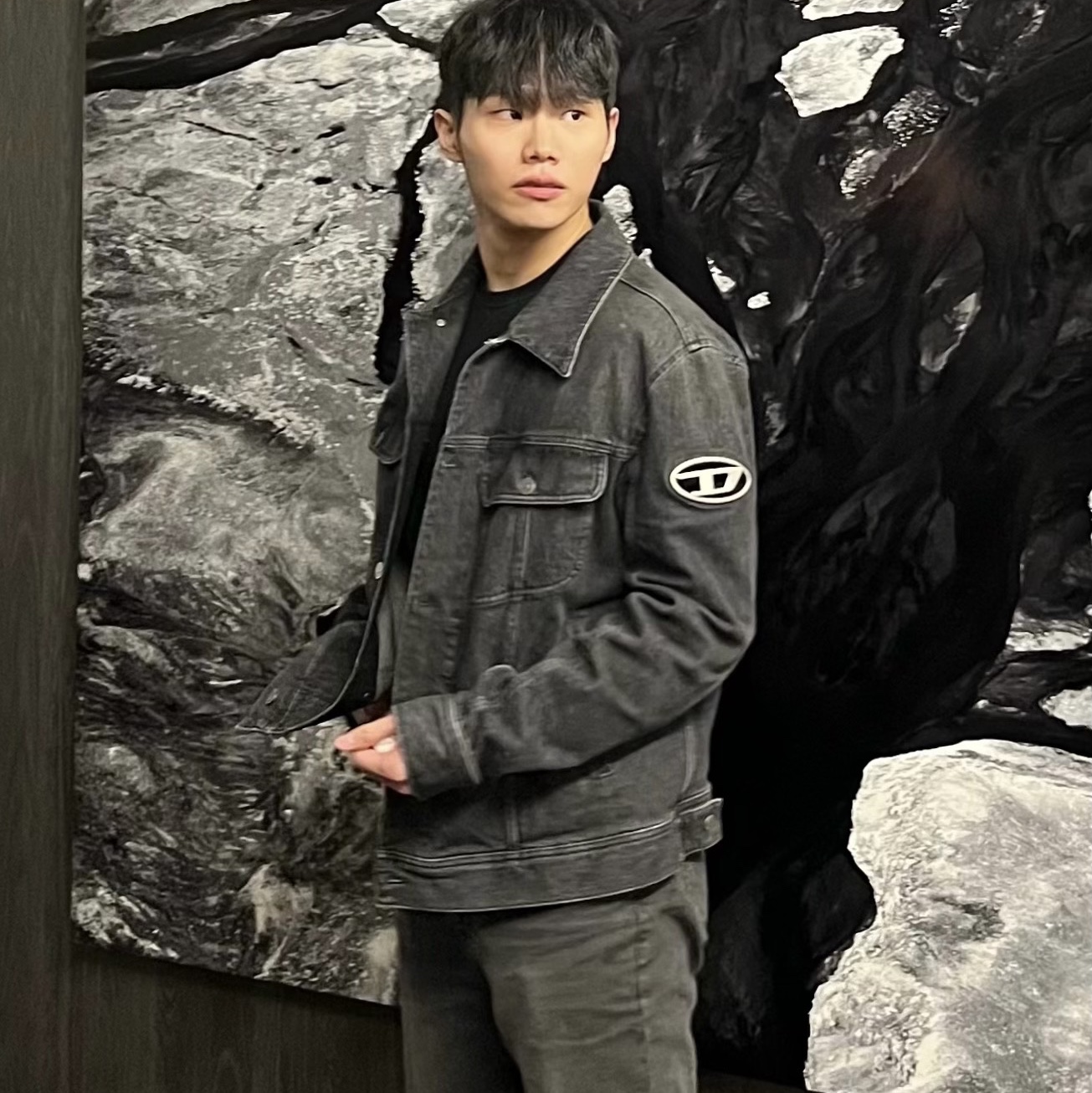 Diesel D-Barcy-Fsc Regular-Fit Denim Jacket with Plaque Black Dark Grey 착용 스타일