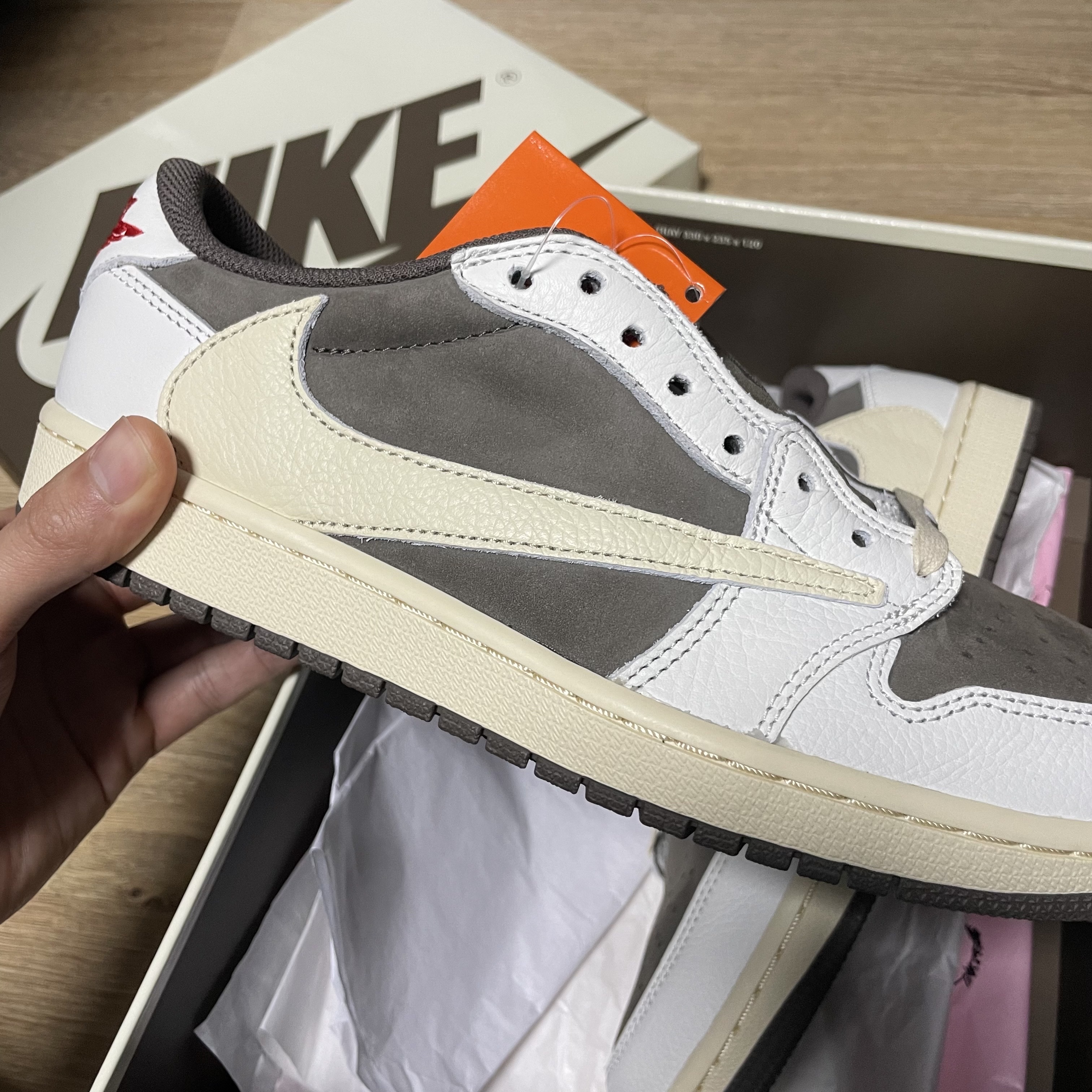 Jordan 1 x Travis Scott Retro Low OG SP Sail and Ridgerock 착용 스타일 - 2