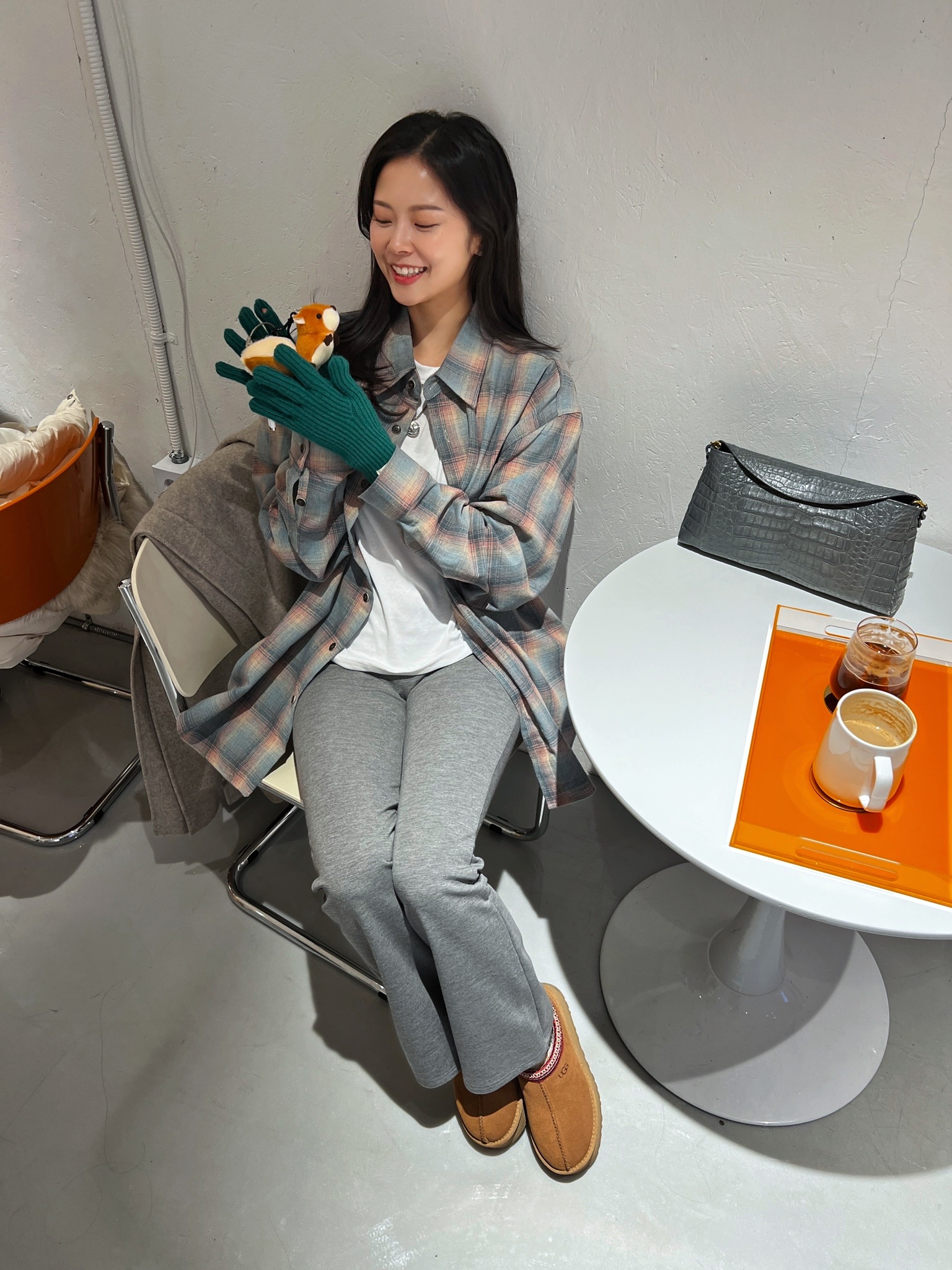 (W) UGG Tazz Slipper Chestnut 착용 스타일 - 2