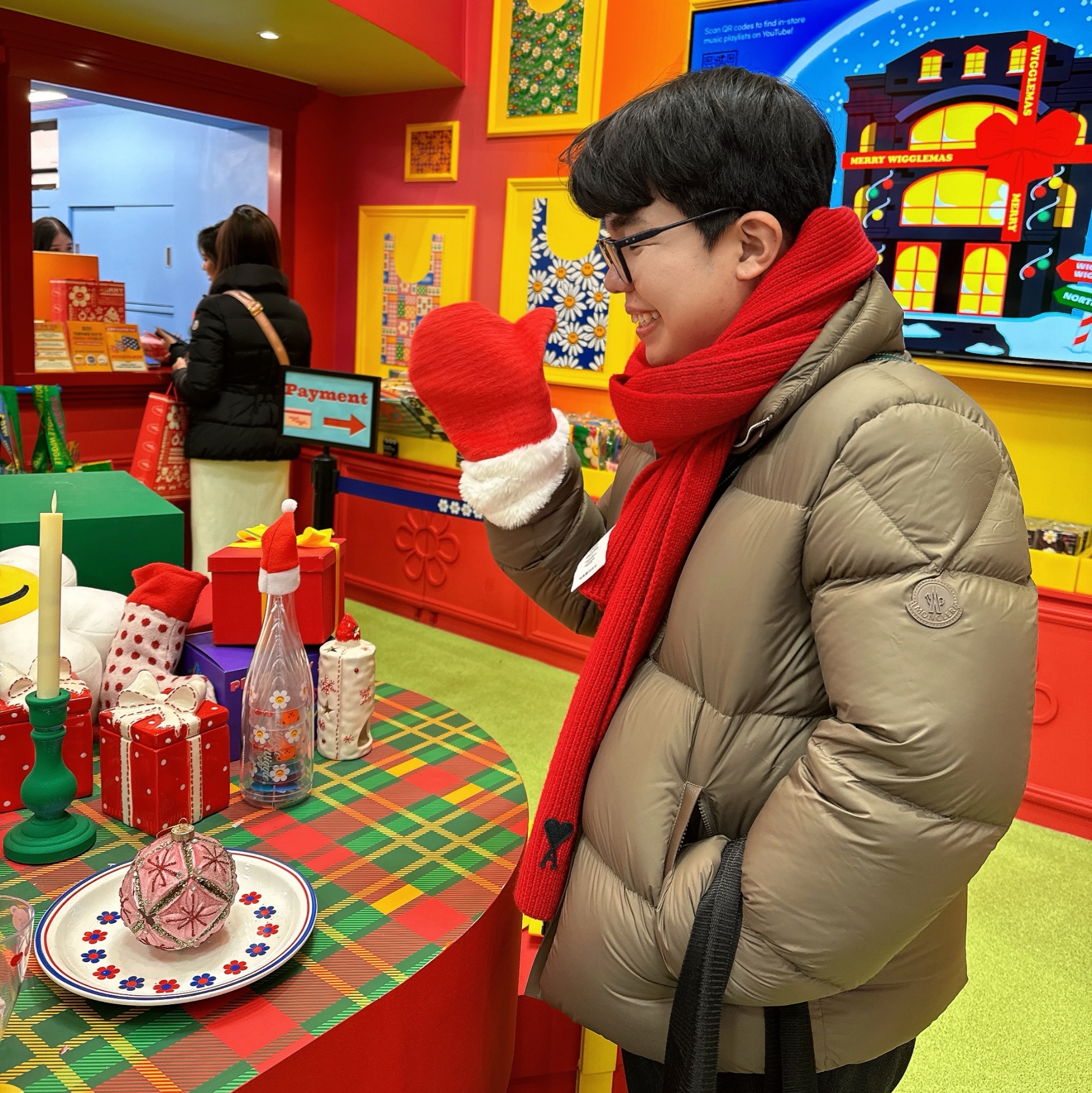 Moncler Besbre Short Down Jacket Beige - 23FW, AMI de Coeur Oversize Muffler Black 착용 스타일 - 1
