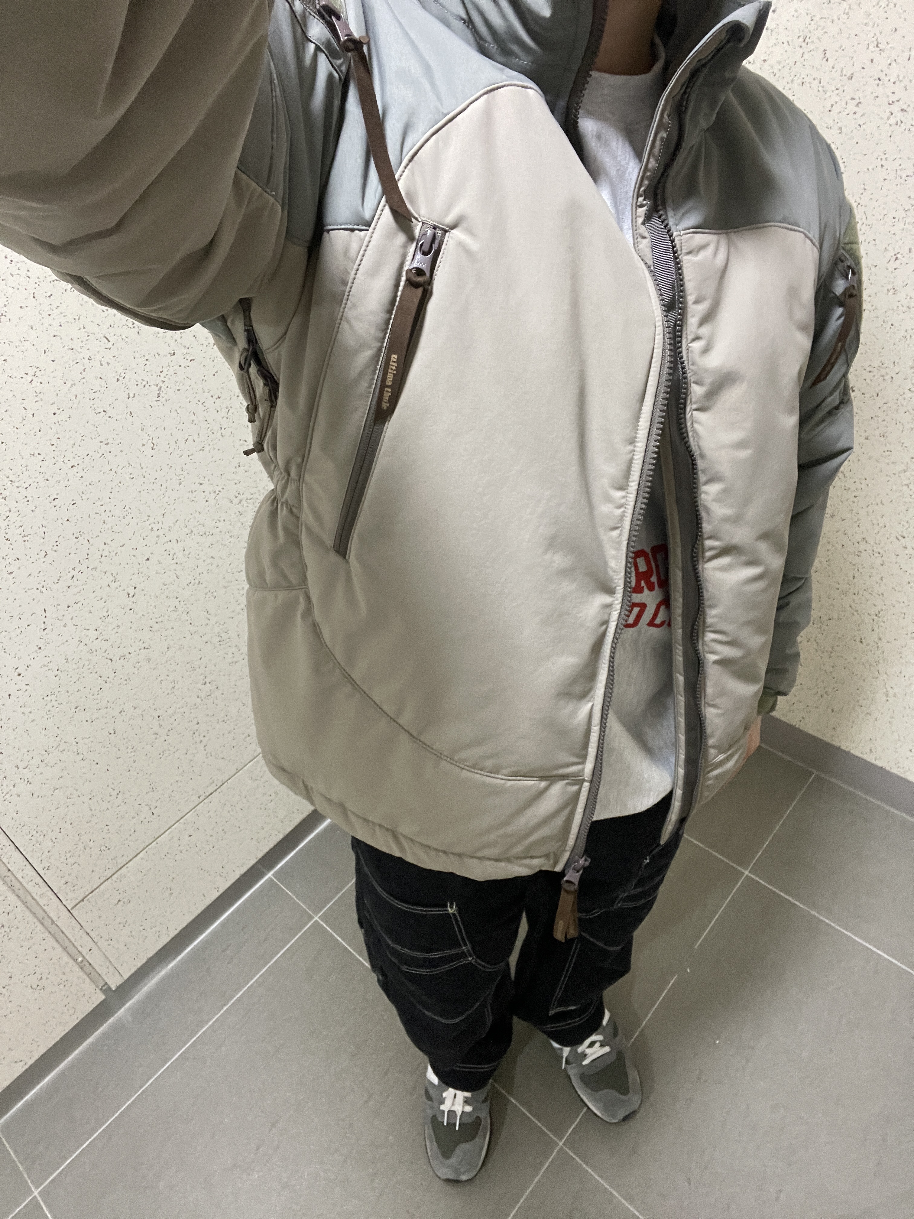 뉴발란스 990v1 메이드 인 USA 그레이 화이트 착용 스타일 - 1