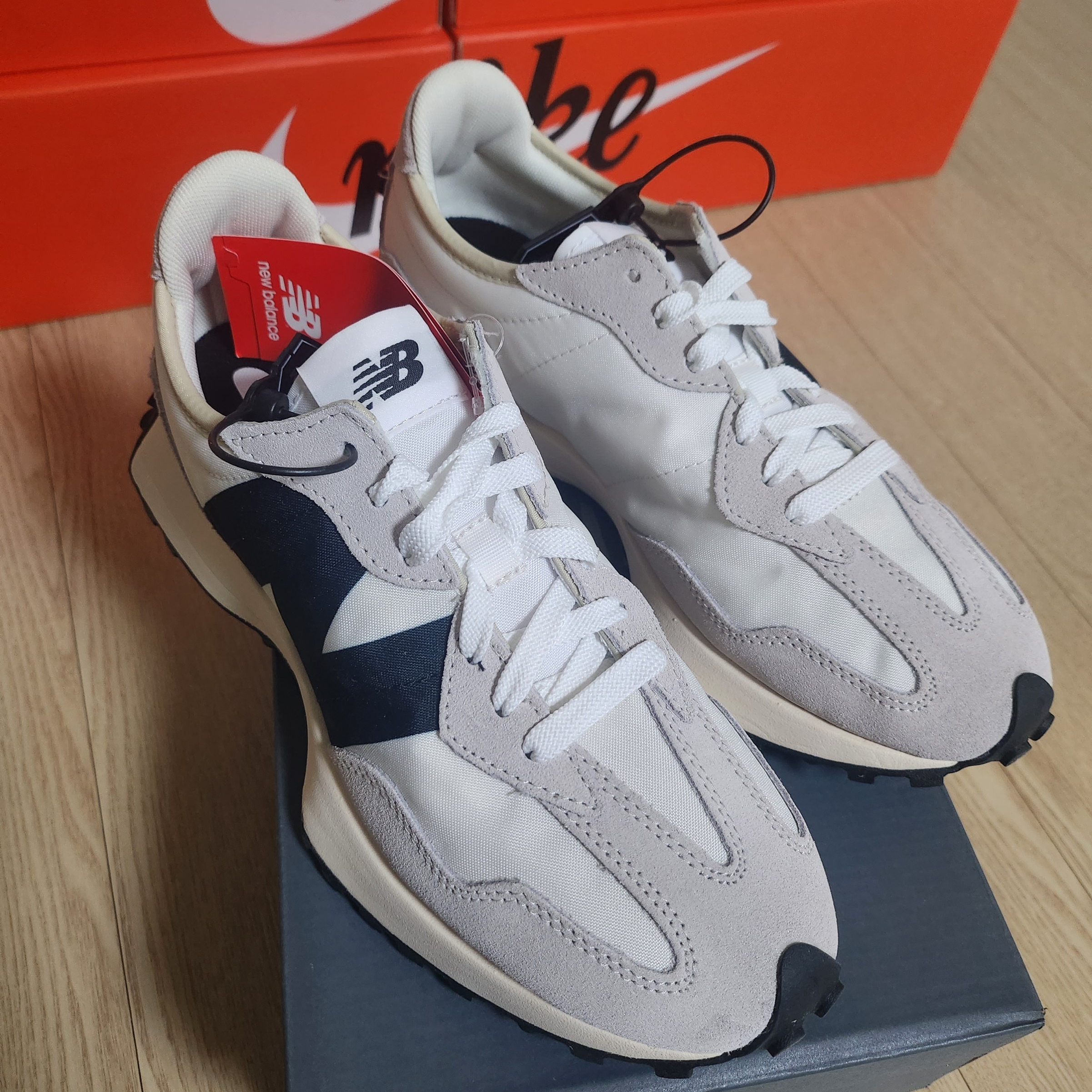 New Balance 327 White Black 착용 스타일 - 1