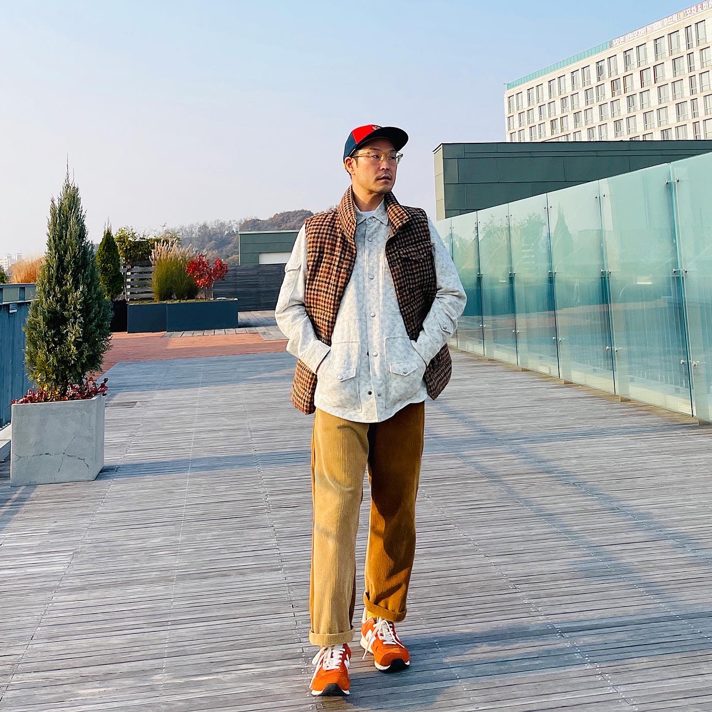 New Balance 574 Heritage Orange Burst White 착용 스타일