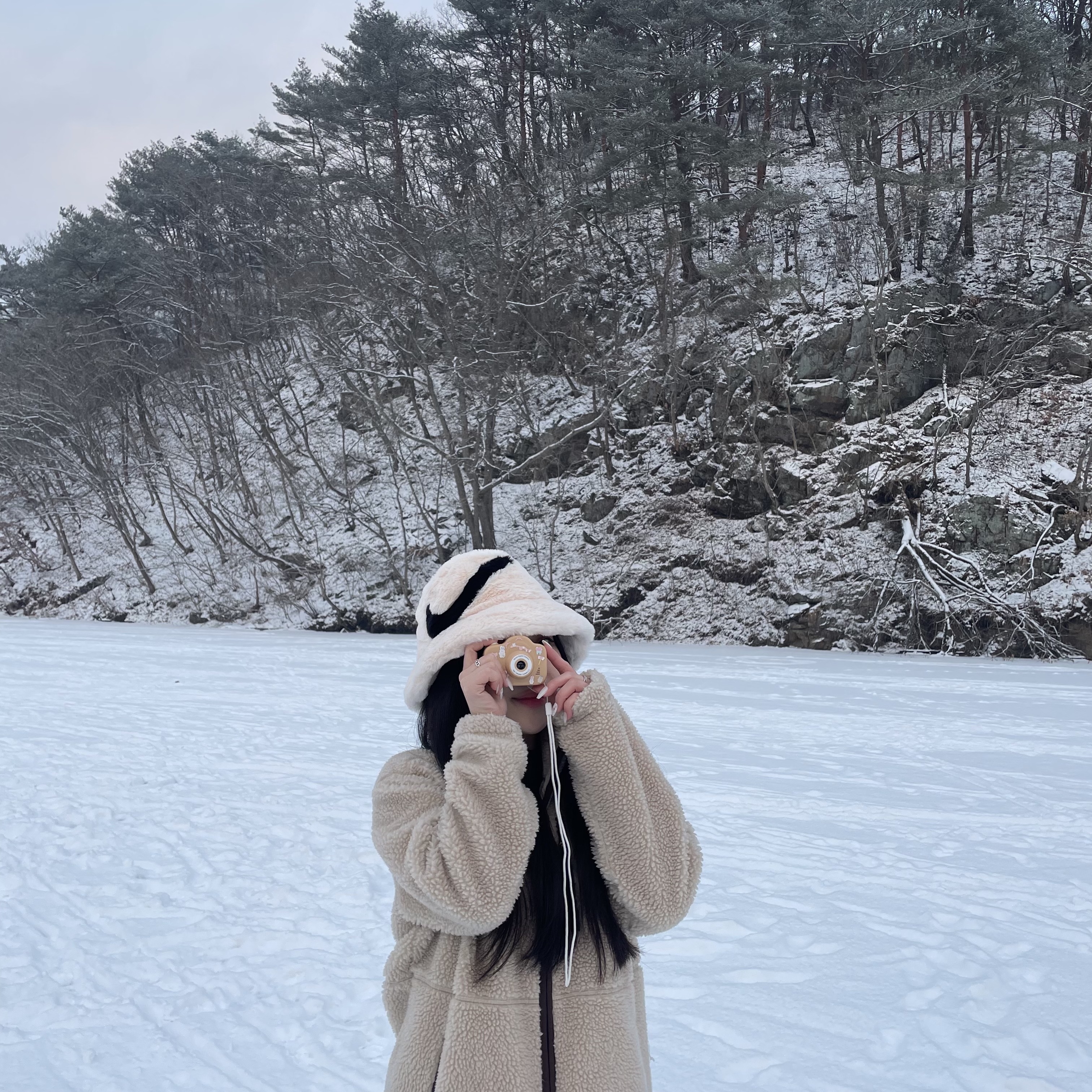 Nike Apex Faux Fur Swoosh Bucket Guava Ice 착용 스타일 - 2