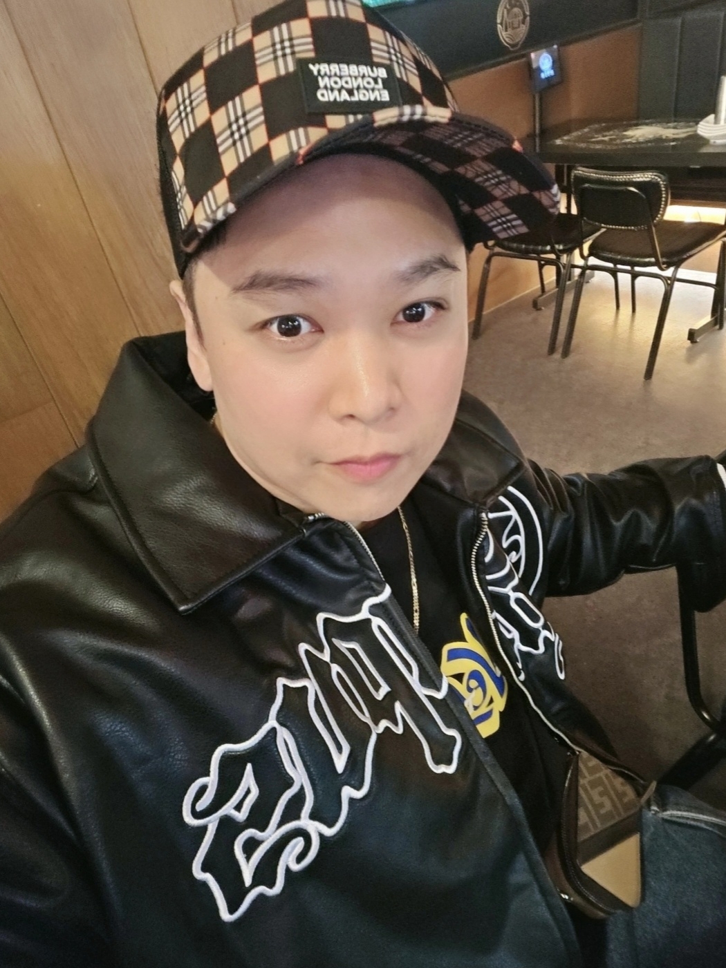 Burberry Check and Mesh Cap Archive Beige, Fendi Fabric Nano Baguette Charm Brown 착용 스타일