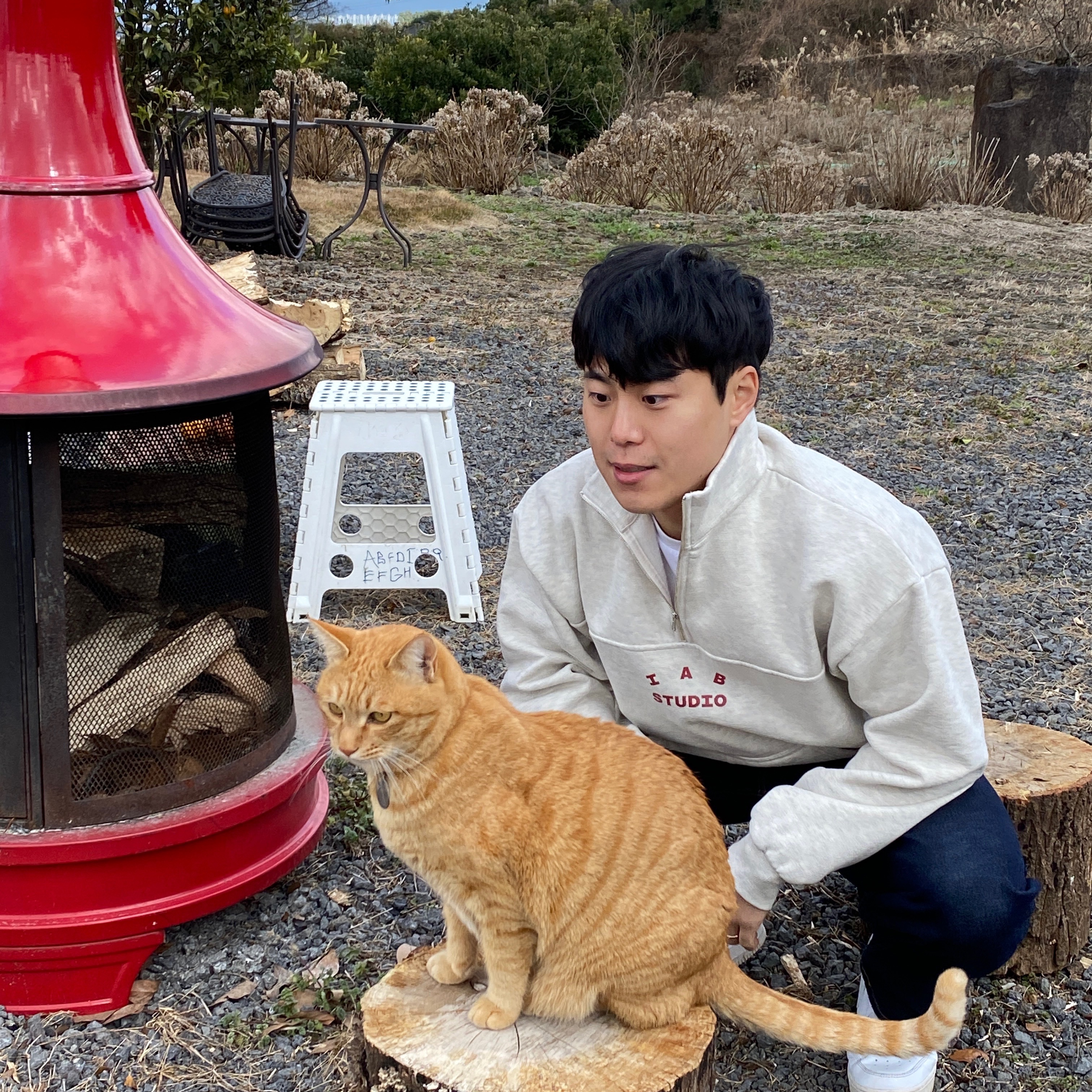 IAB Studio Half Zip-Up Oatmeal Burgundy 착용 스타일 - 2