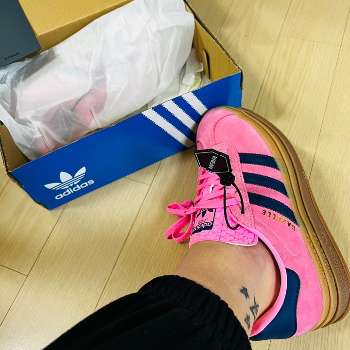 (W) Adidas Gazelle Bold Pink Glow Victory Blue 착용 스타일 - 2