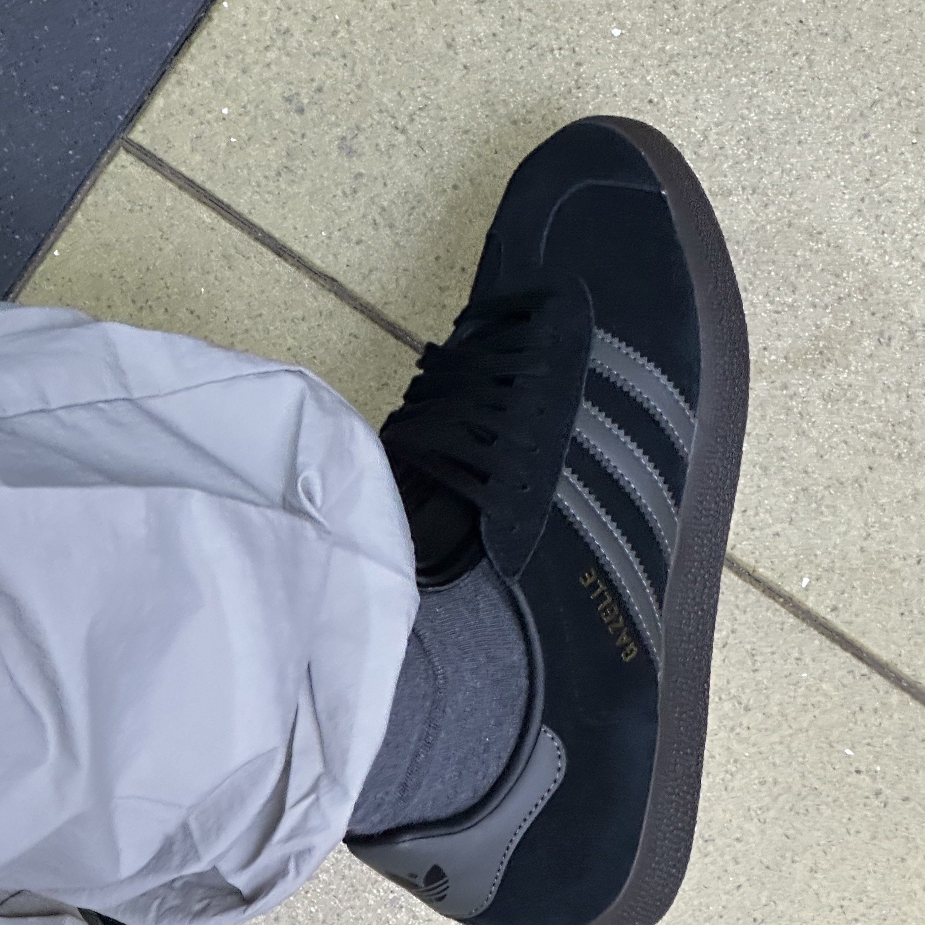 Adidas Gazelle Core Black Gold Metallic Gum 착용 스타일