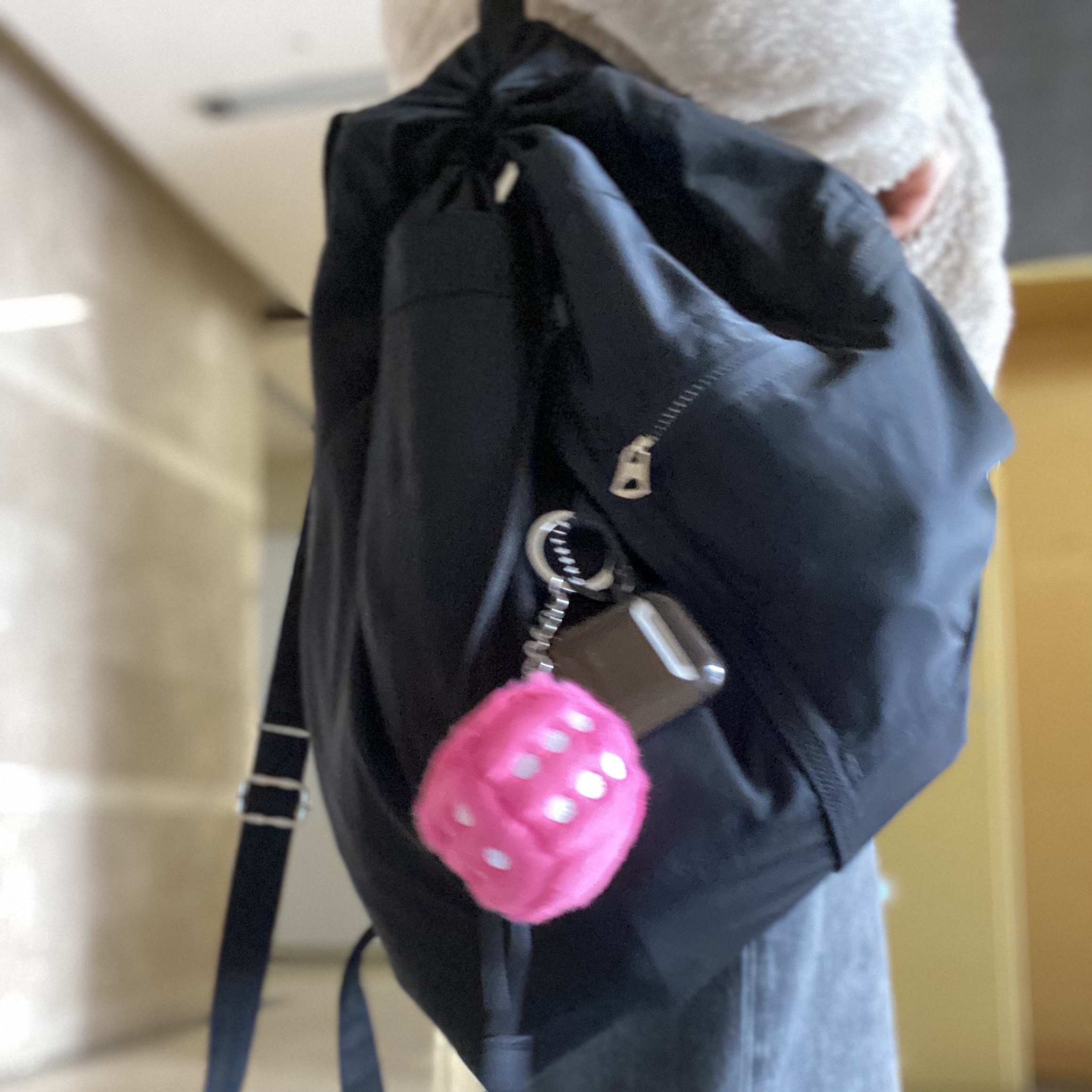 Stussy Fuzzy Dice Keychain Pink 착용 스타일 - 2