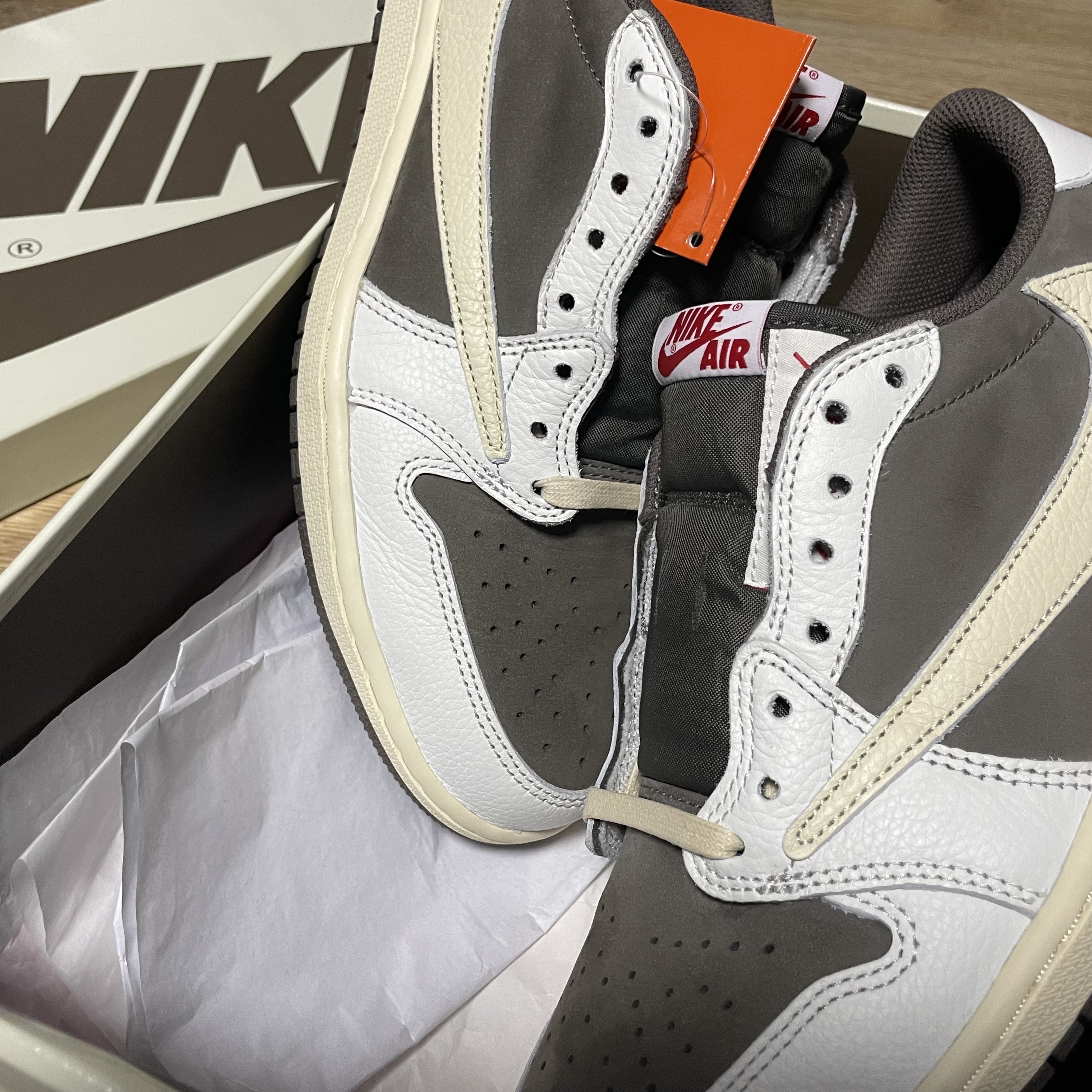 Jordan 1 x Travis Scott Retro Low OG SP Sail and Ridgerock 착용 스타일 - 1