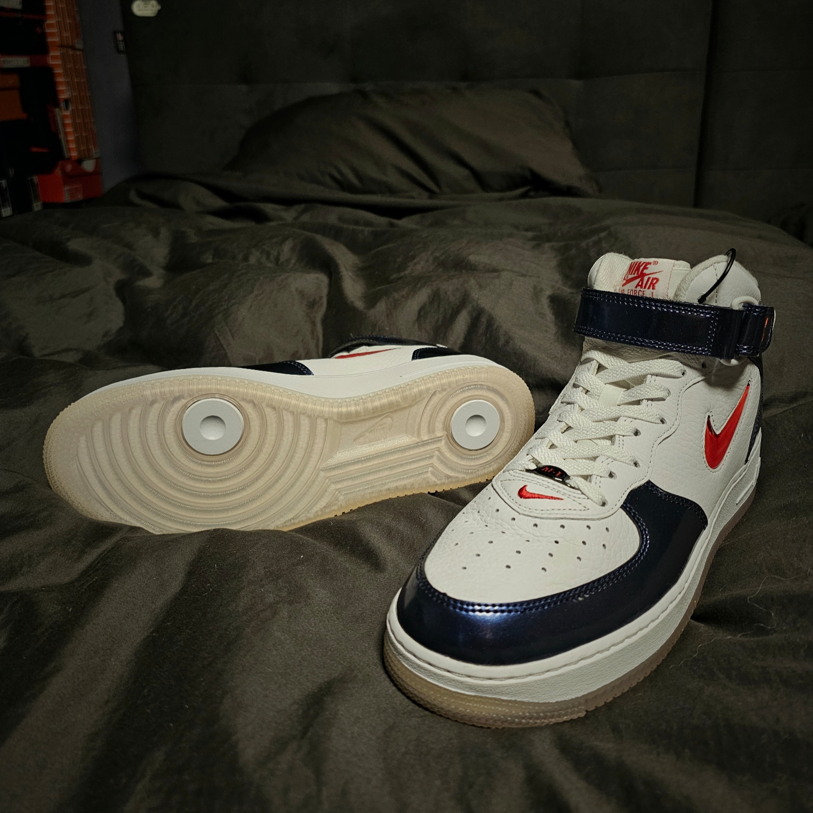 Nike Air Force 1 Mid QS University Red and Midnight Navy 착용 스타일 - 2