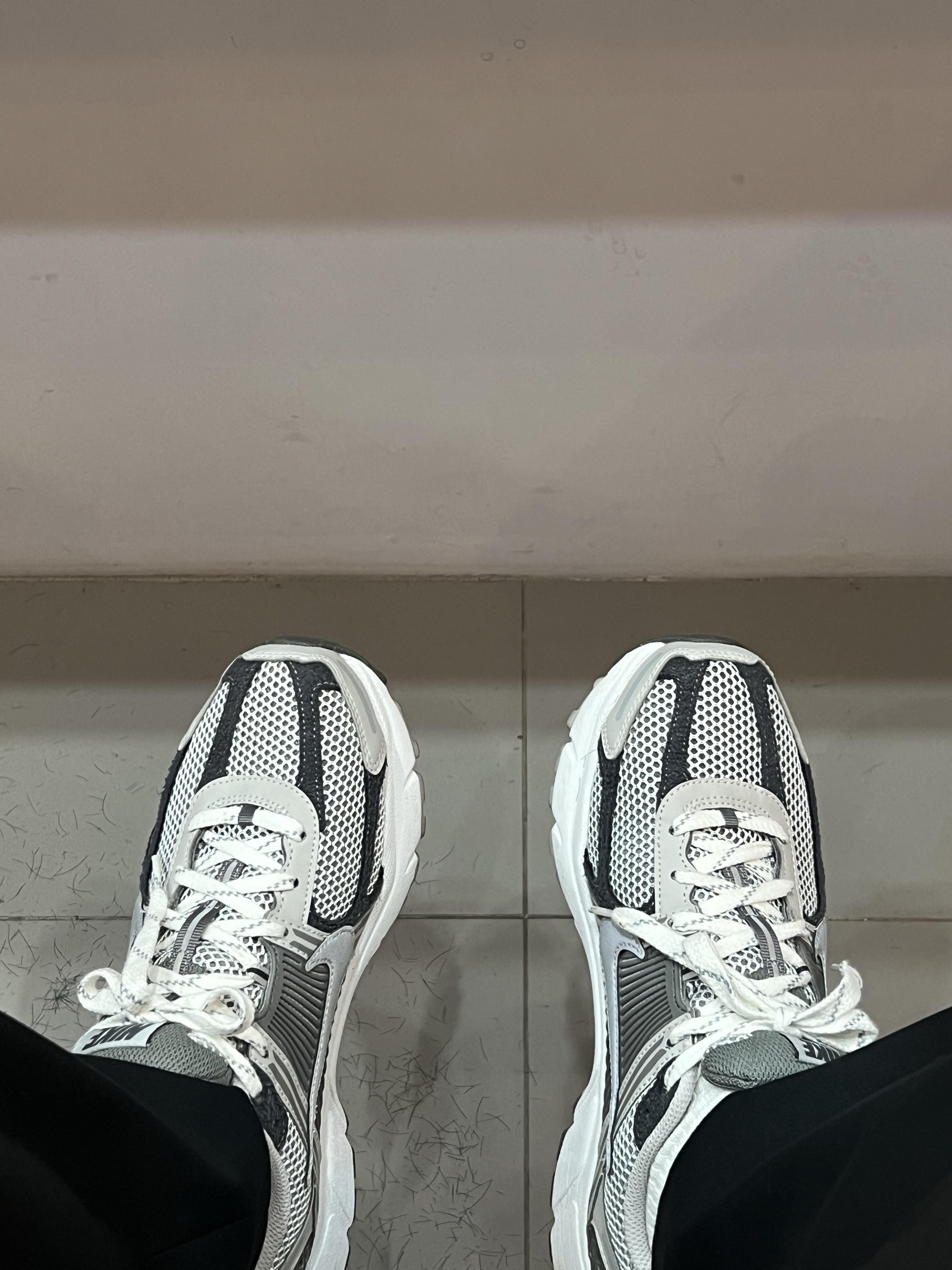 Nike Zoom Vomero 5 PRM Light Iron Ore and Flat Fewter 착용 스타일