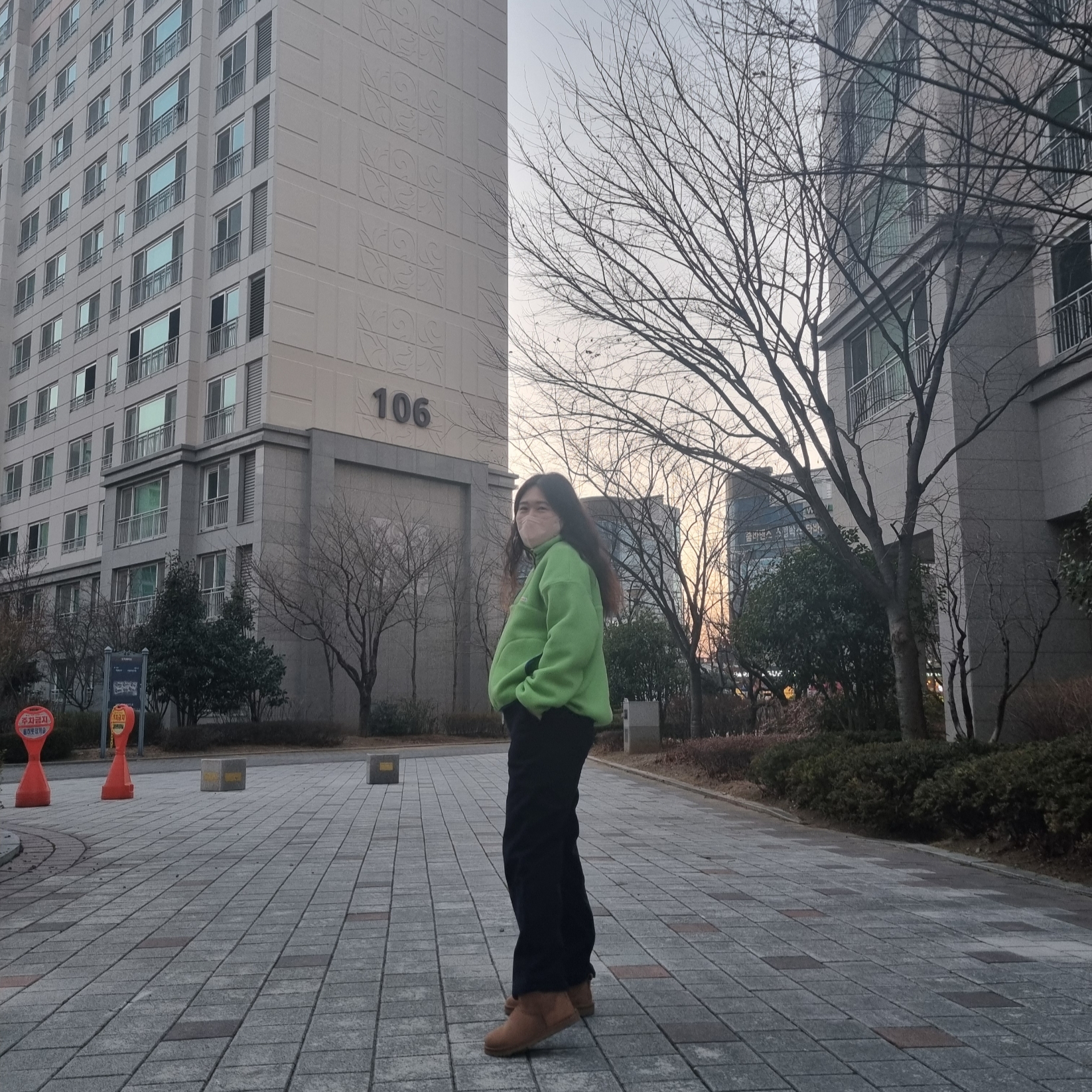 (W) UGG Classic Ultra Mini Boots Chestnut 착용 스타일 - 5