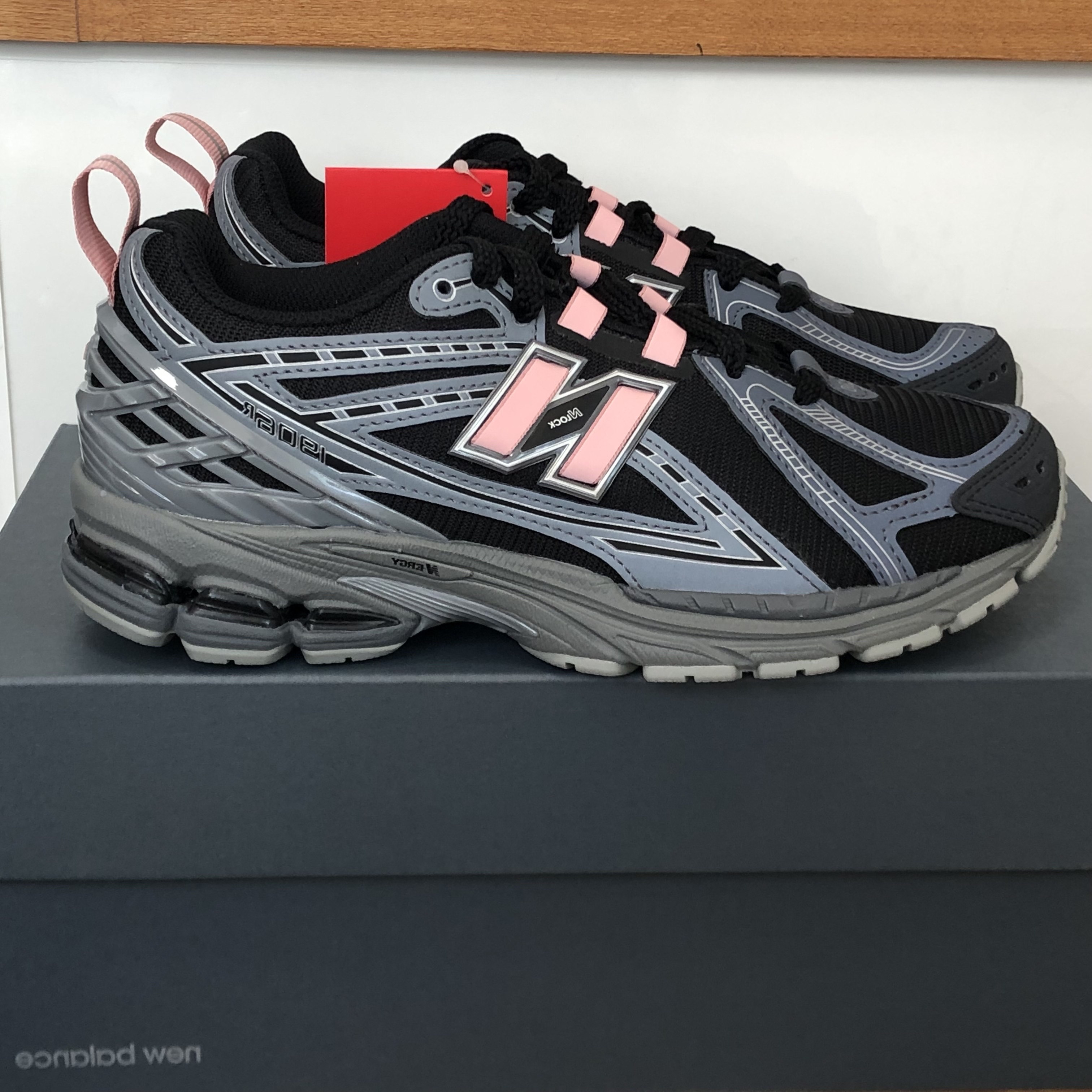 New Balance 1906R Black Pink Moon 착용 스타일