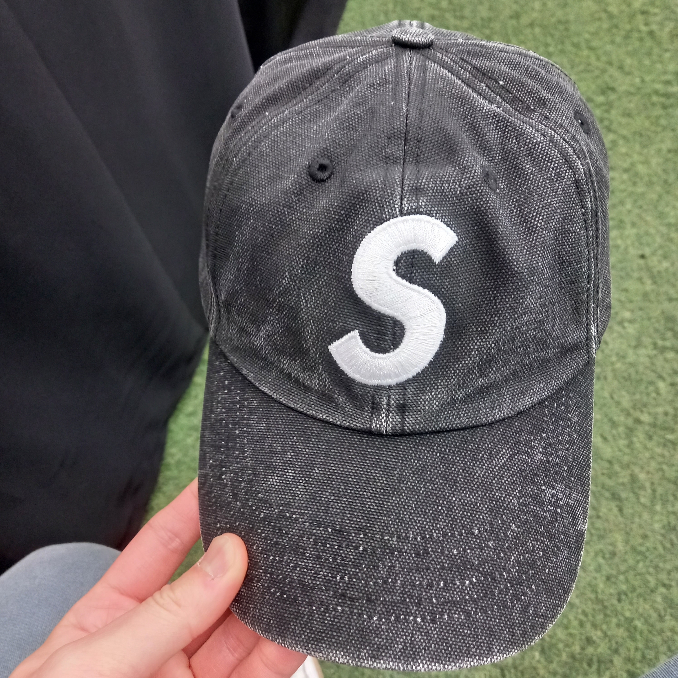 Supreme Pigment Canvas S Logo 6-Panel Black - 23SS 착용 스타일 - 1