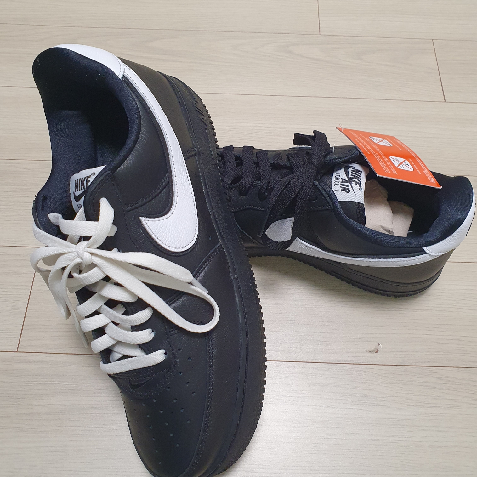 Nike Air Force 1 Low QS Black White 착용 스타일 - 1