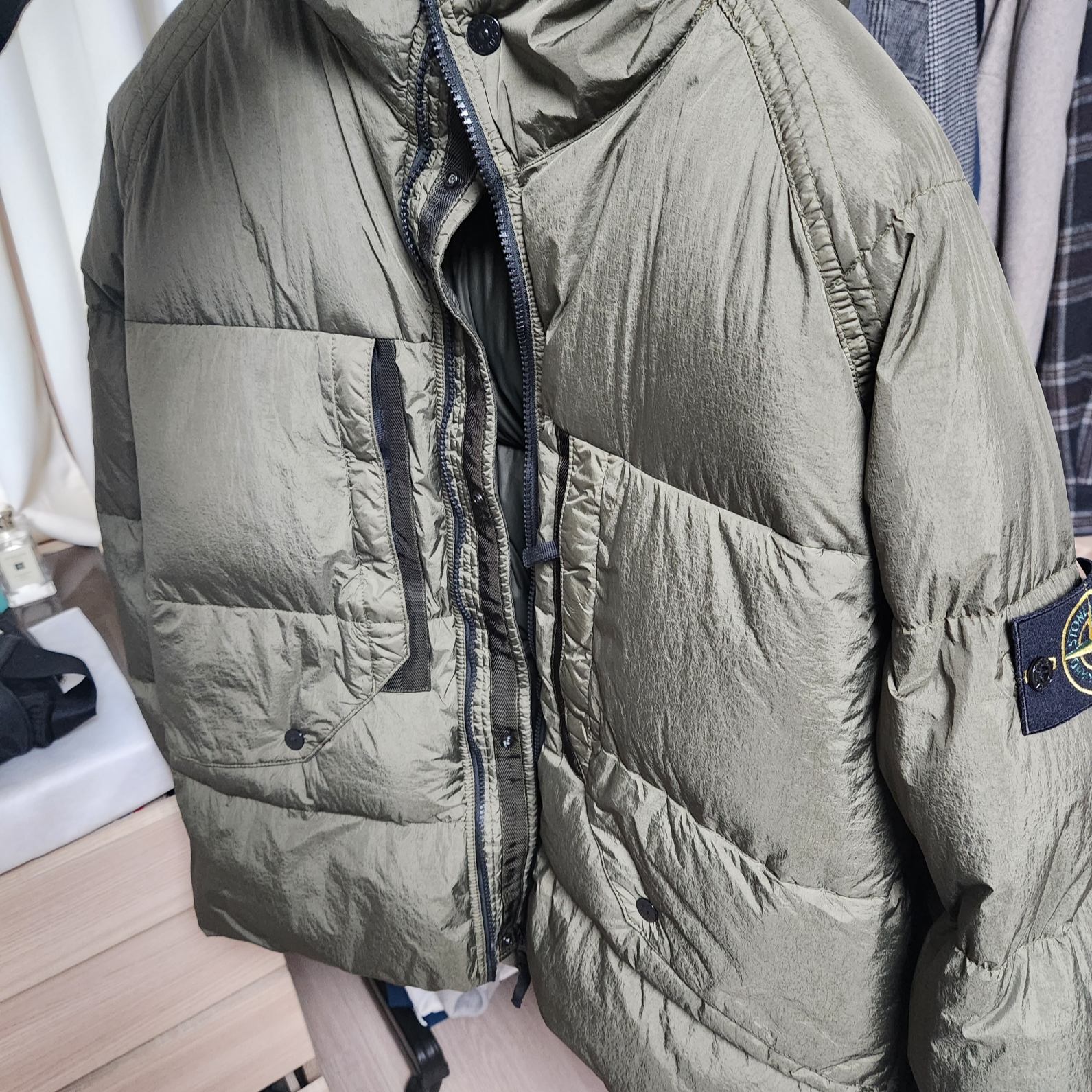 Stone Island 40723 Garment Dyed Crinkle Reps Recycled Nylon Hooded Down Jacket Olive Green - 23FW 착용 스타일 - 1
