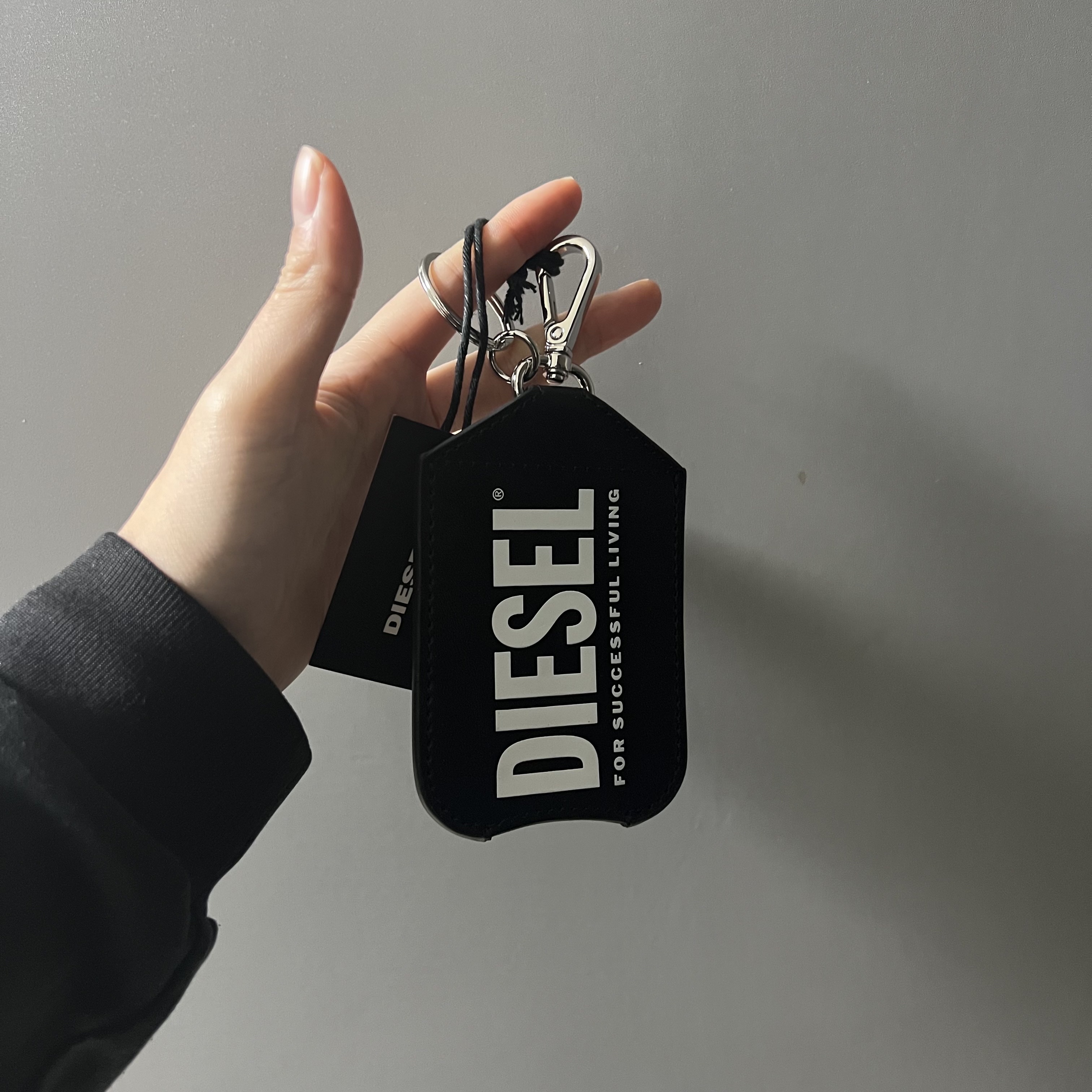 Diesel Taskbottle Keyring Black 착용 스타일