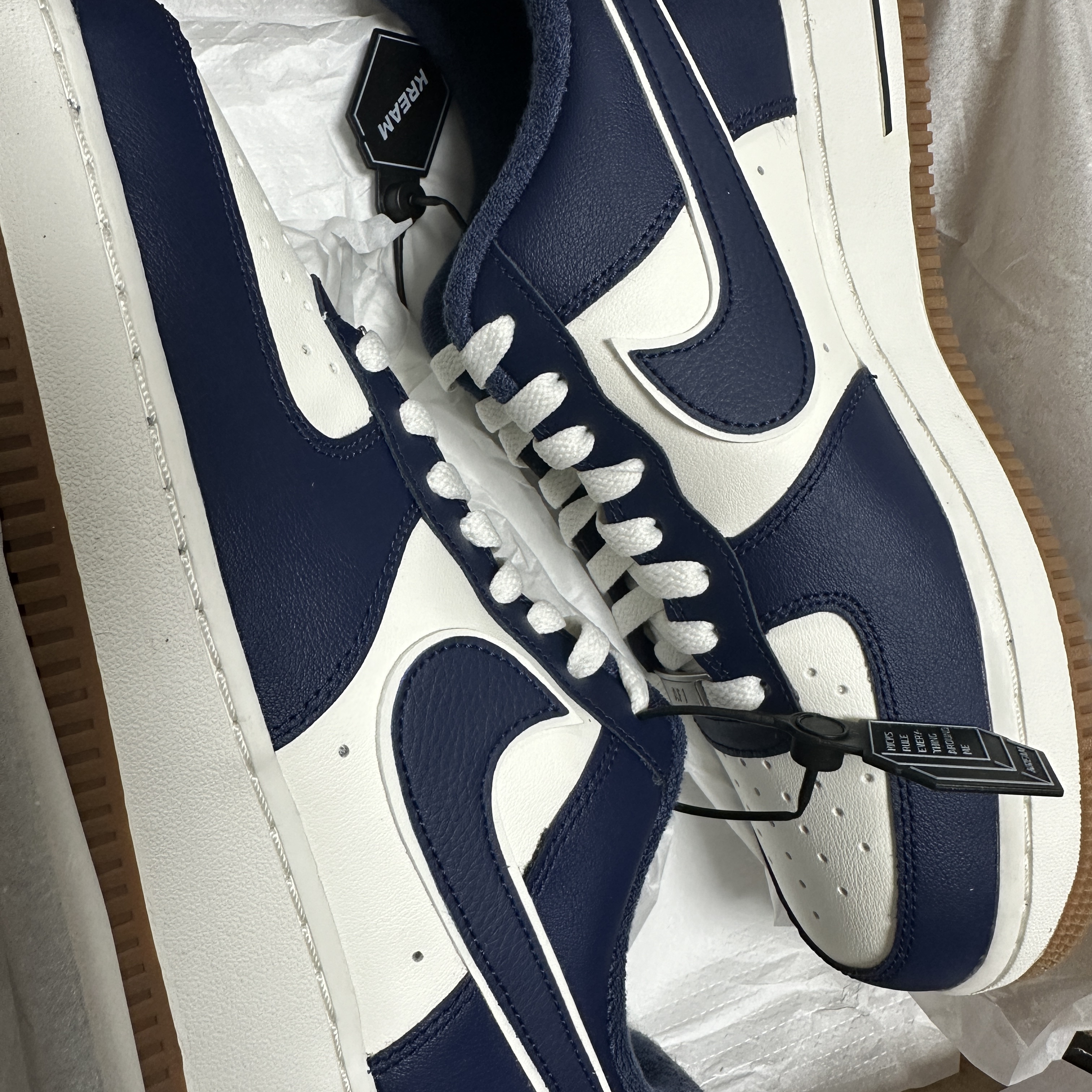 Nike Air Force 1 '07 LV8 Midnight Navy 착용 스타일