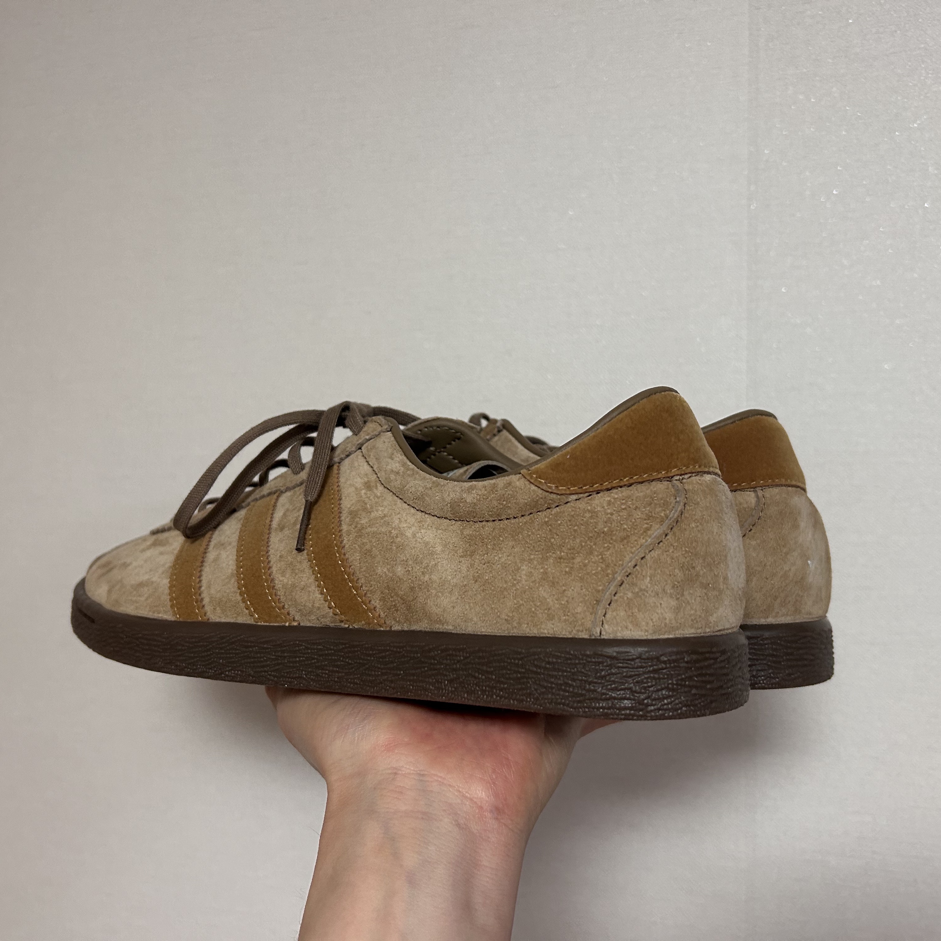 Adidas Tobacco Pantone Mesa 착용 스타일 - 4