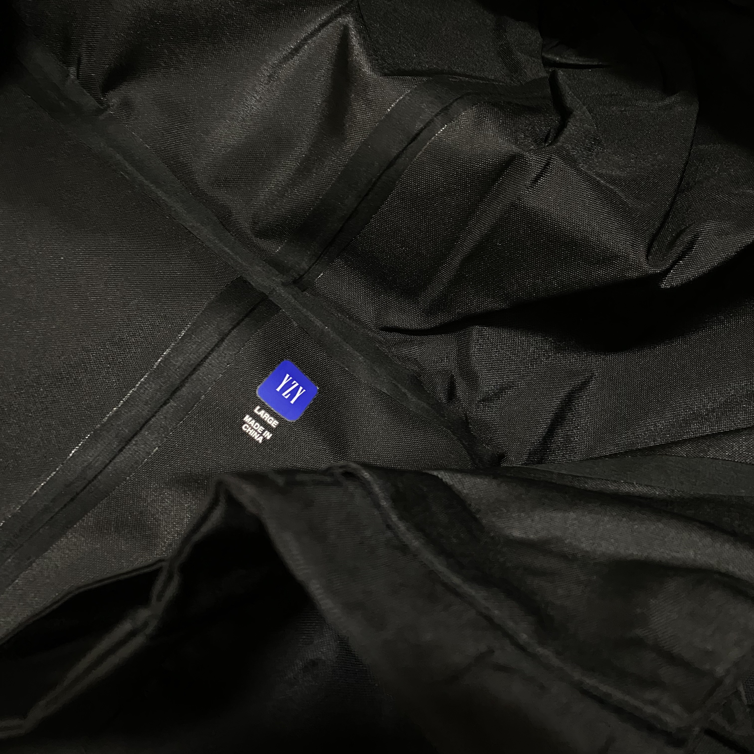 Yeezy Gap Engineered By Balenciaga T-Cut Parka Black 착용 스타일 - 2