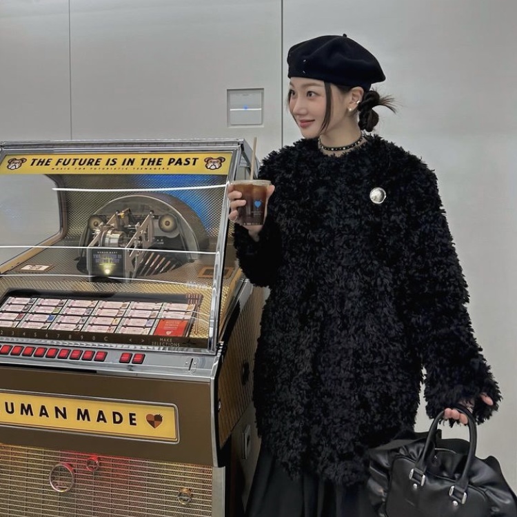 Yunse Women Eco Fur Coat Black 착용 스타일 - 1