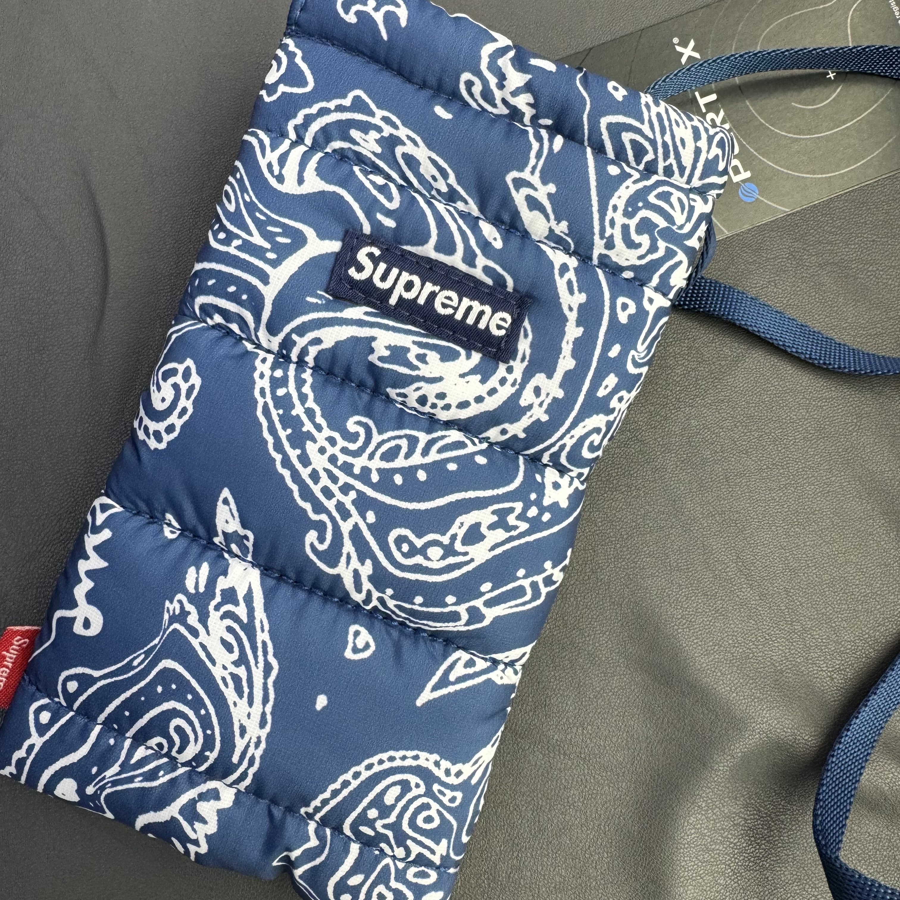 Supreme Puffer Neck Pouch Blue Paisley - 22FW 착용 스타일