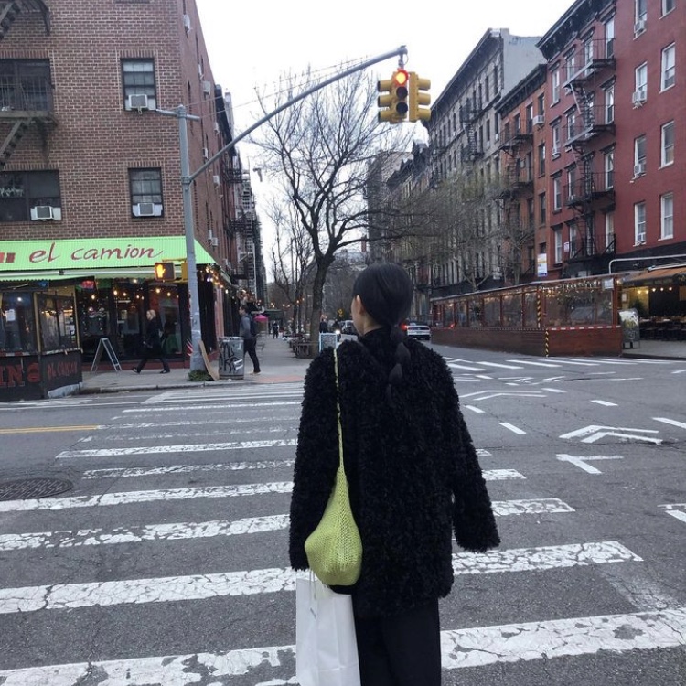 Yunse Women Eco Fur Coat Black 착용 스타일 - 2