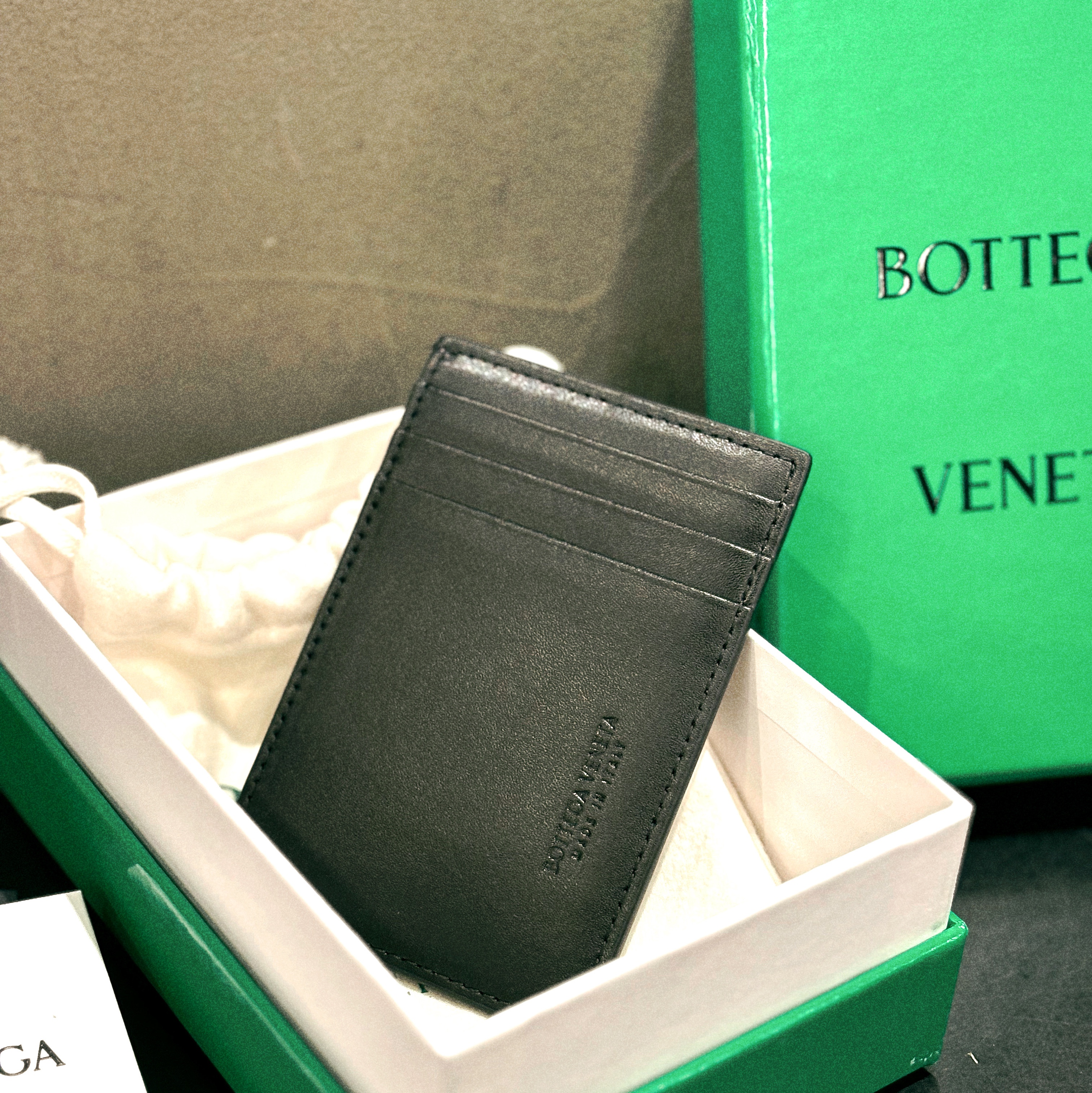 Bottega Veneta Credit Card Case Calfskin Black 착용 스타일 - 2